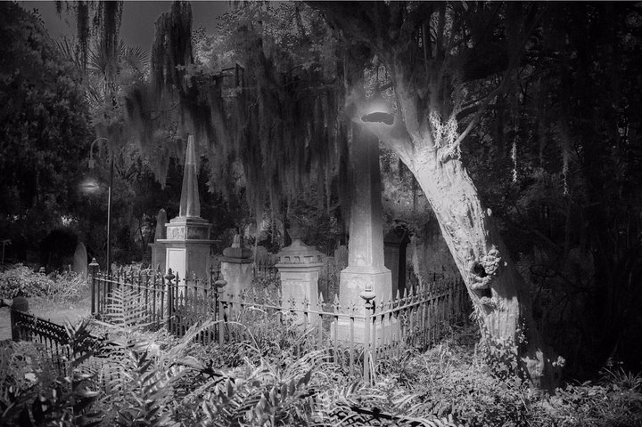 Charleston Ghost Walking Tour with Graveyard Access
