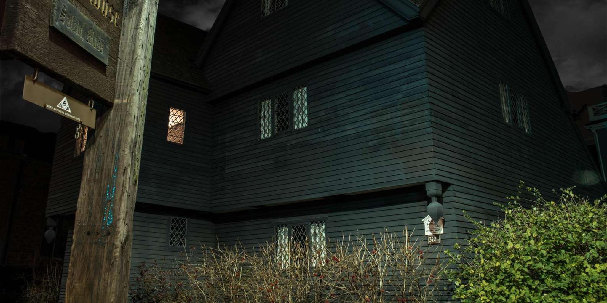 Salem Ghost Tour at Night - Image 4