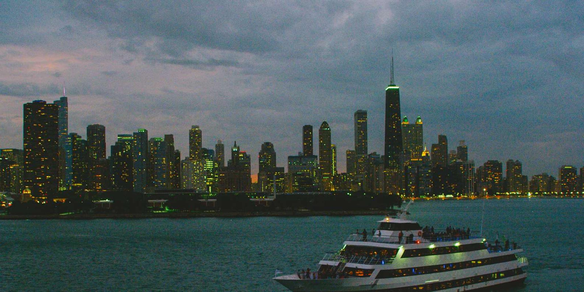 Chicago Lake Michigan Dinner Cruise with Fireworks - Image 2
