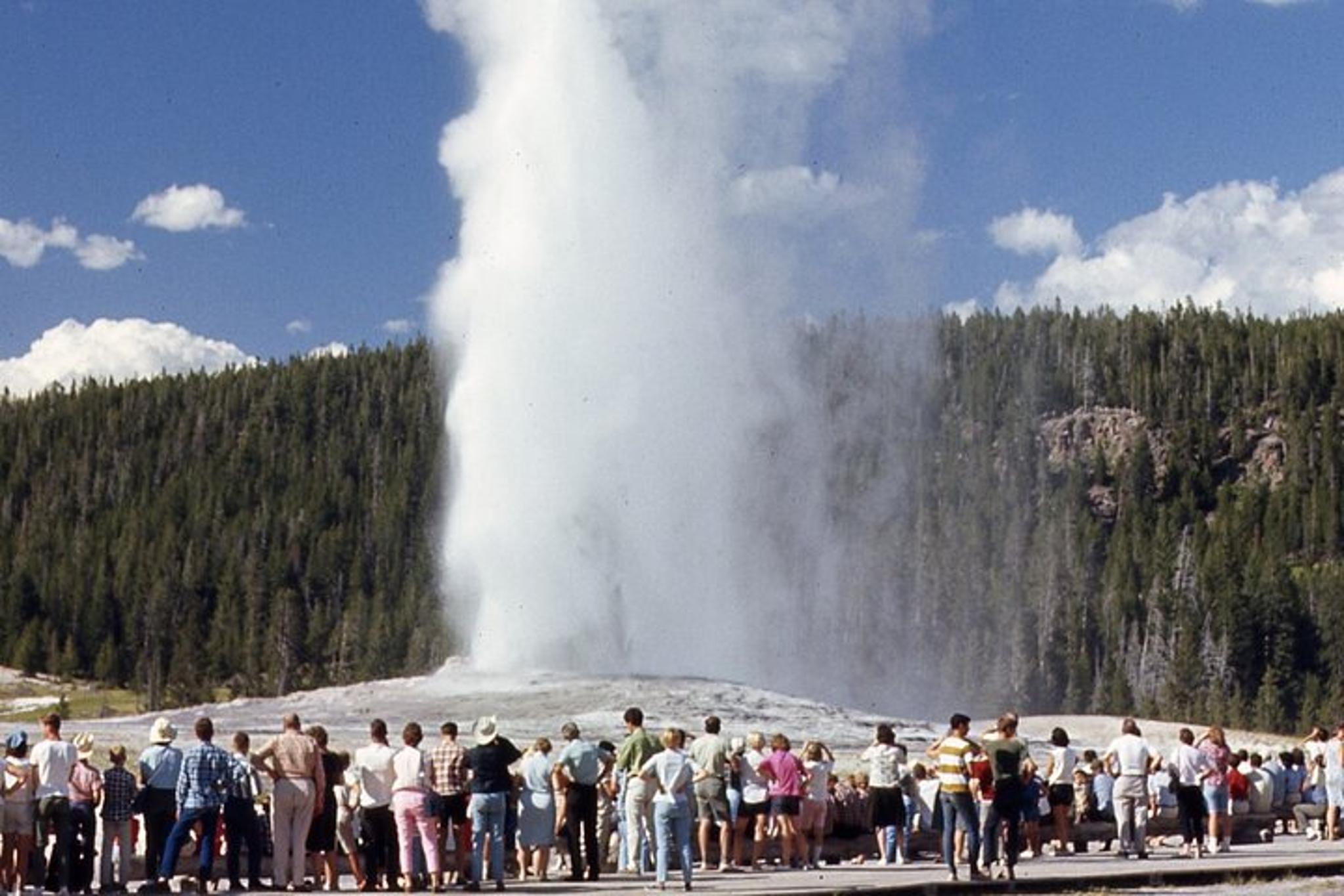 Yellowstone Hot Spring & Geyser Basin Tour - Image 5
