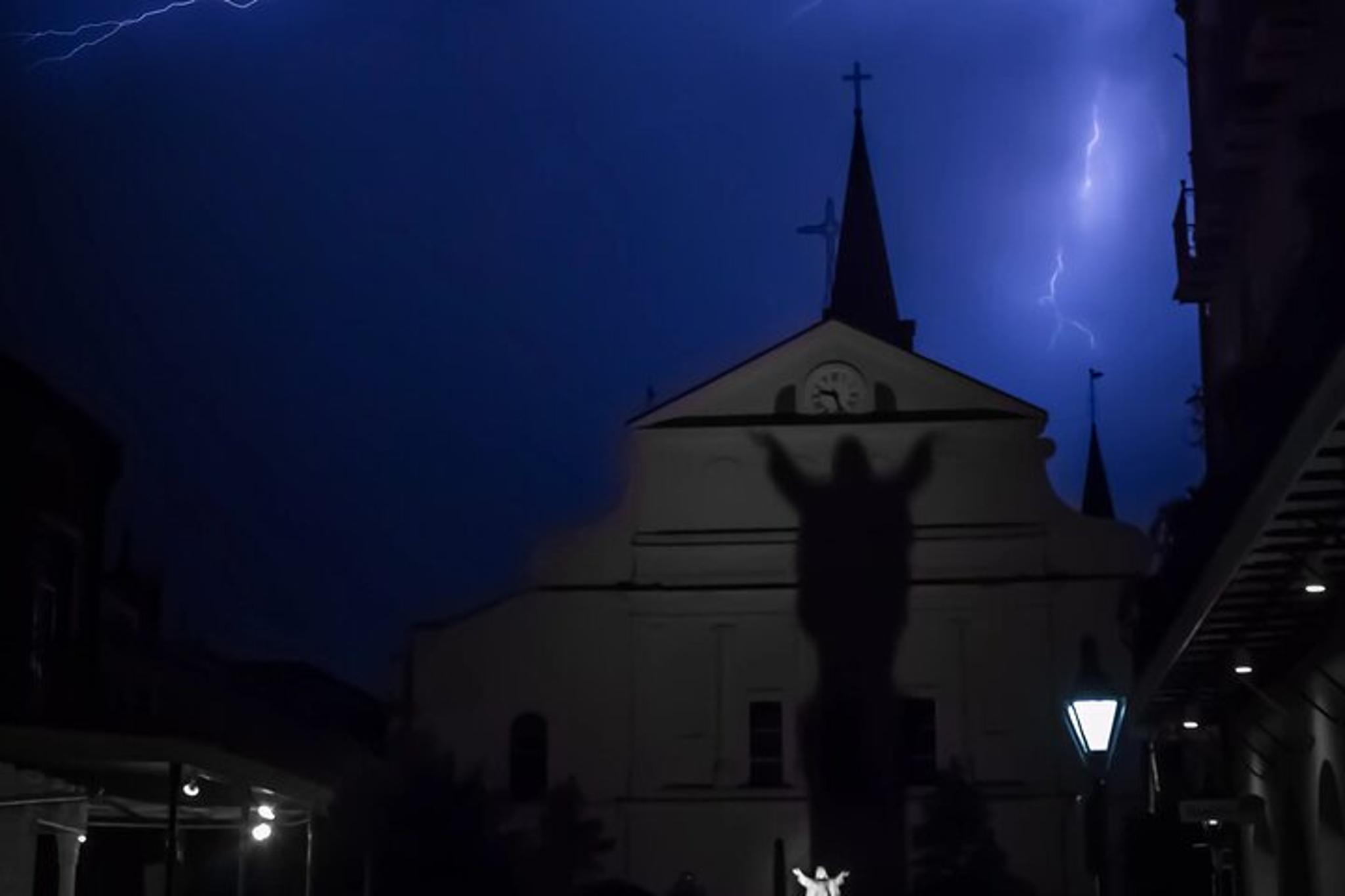 New Orleans Historical Ghost Bus Tour - Image 6