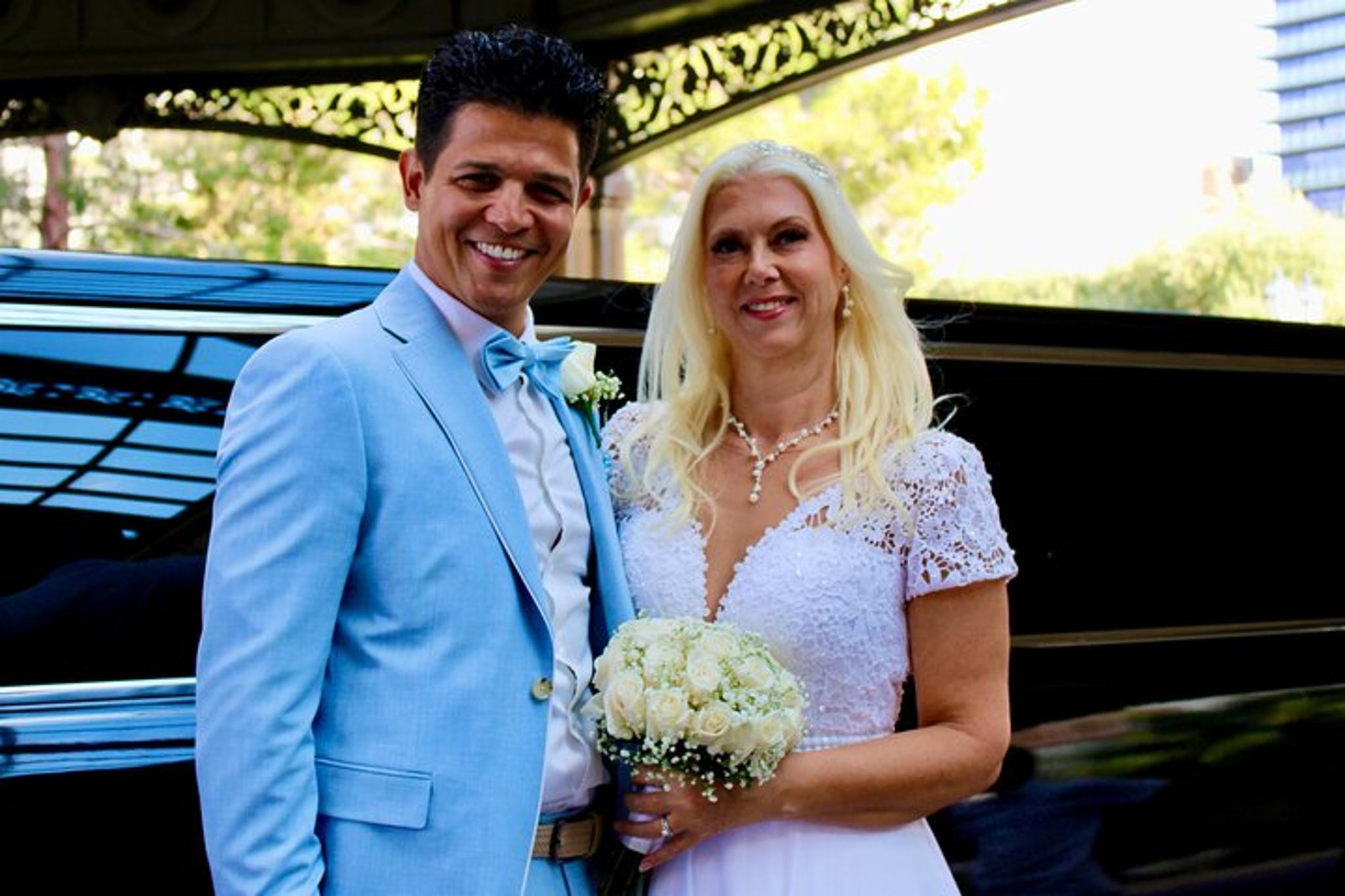 Las Vegas Red Rock Limousine Tour with Champagne 3 hr - Image 2