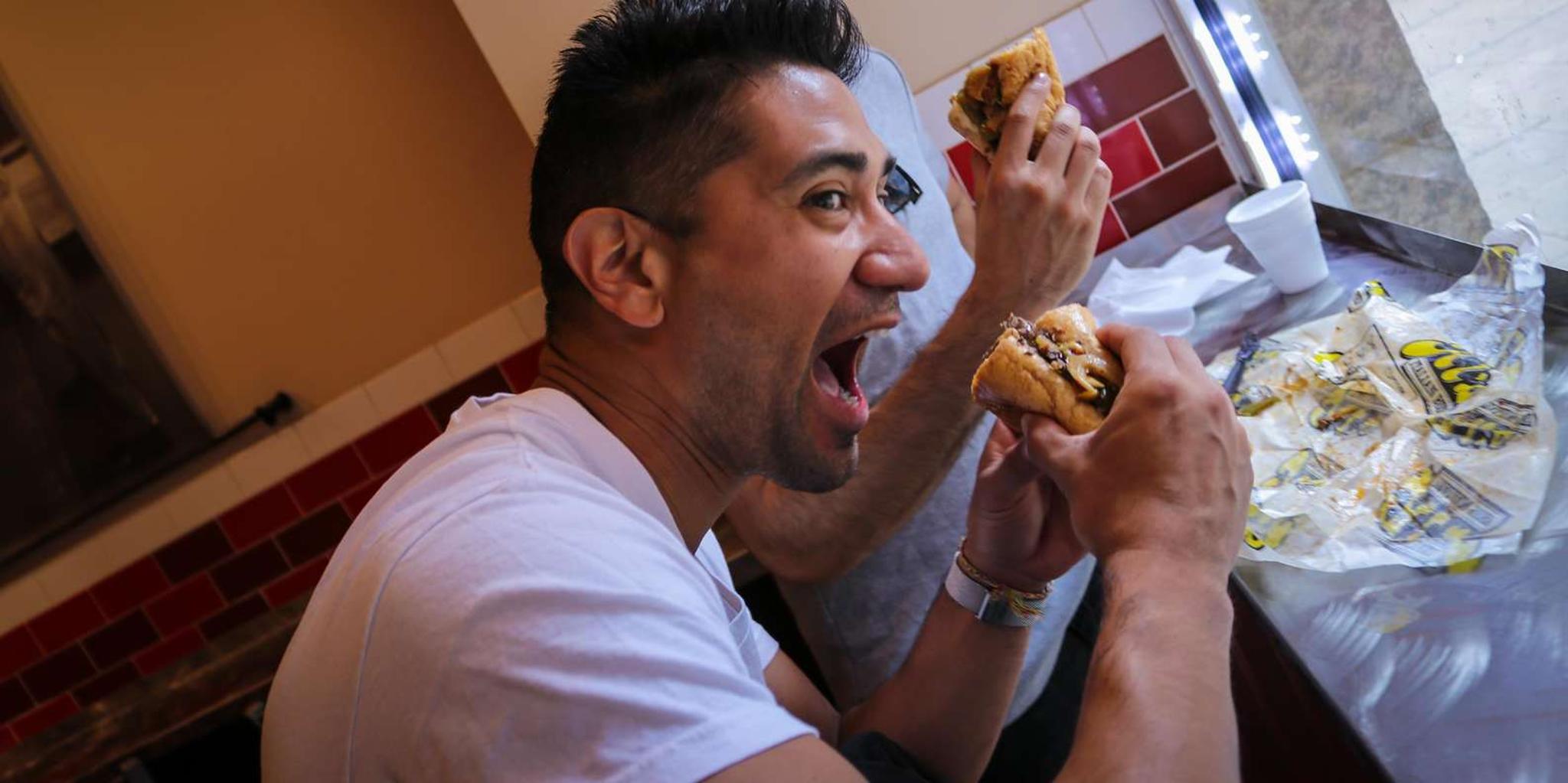 Chicago Loop Food Tour with Deep Dish Pizza - Image 3