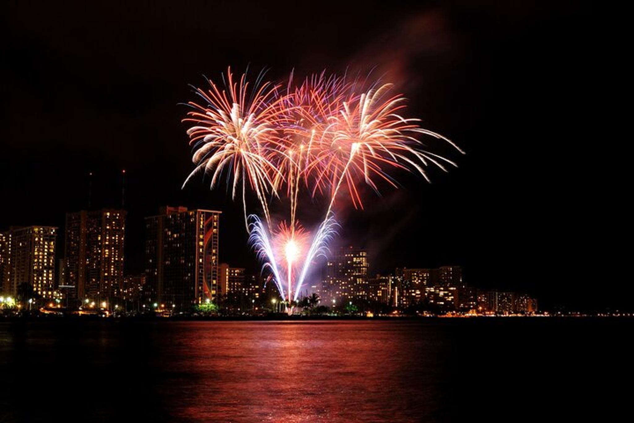 Honolulu Fireworks Cruise - Image 4