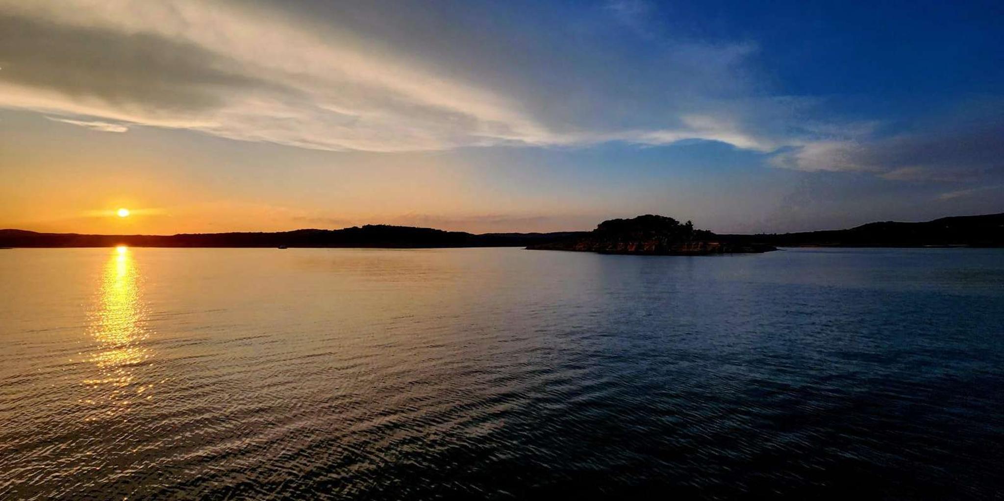 Austin Lake Travis Cruise with Captain 2 hr - Image 4