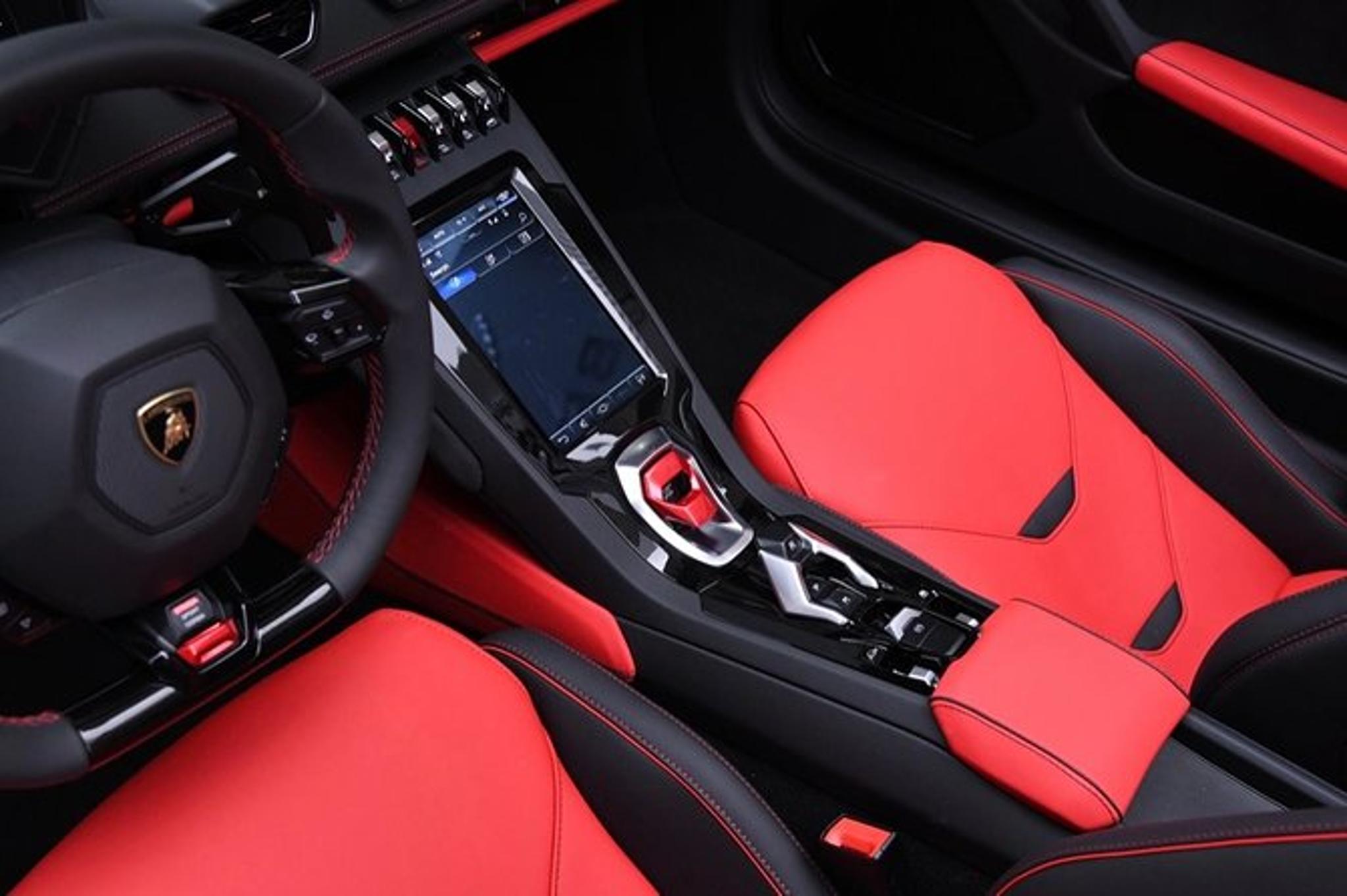 Los Angeles Driving Tour in a Lamborghini 30 Min