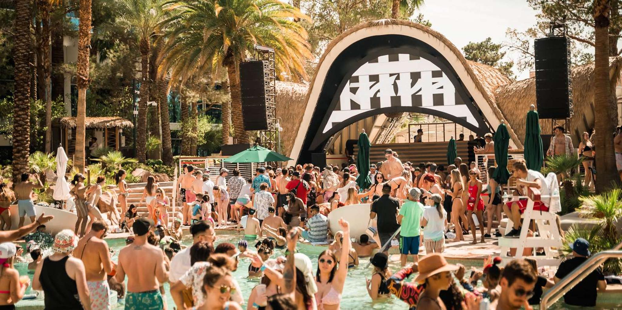 Las Vegas Party Bus Day Club Tour with Drinks - Image 2