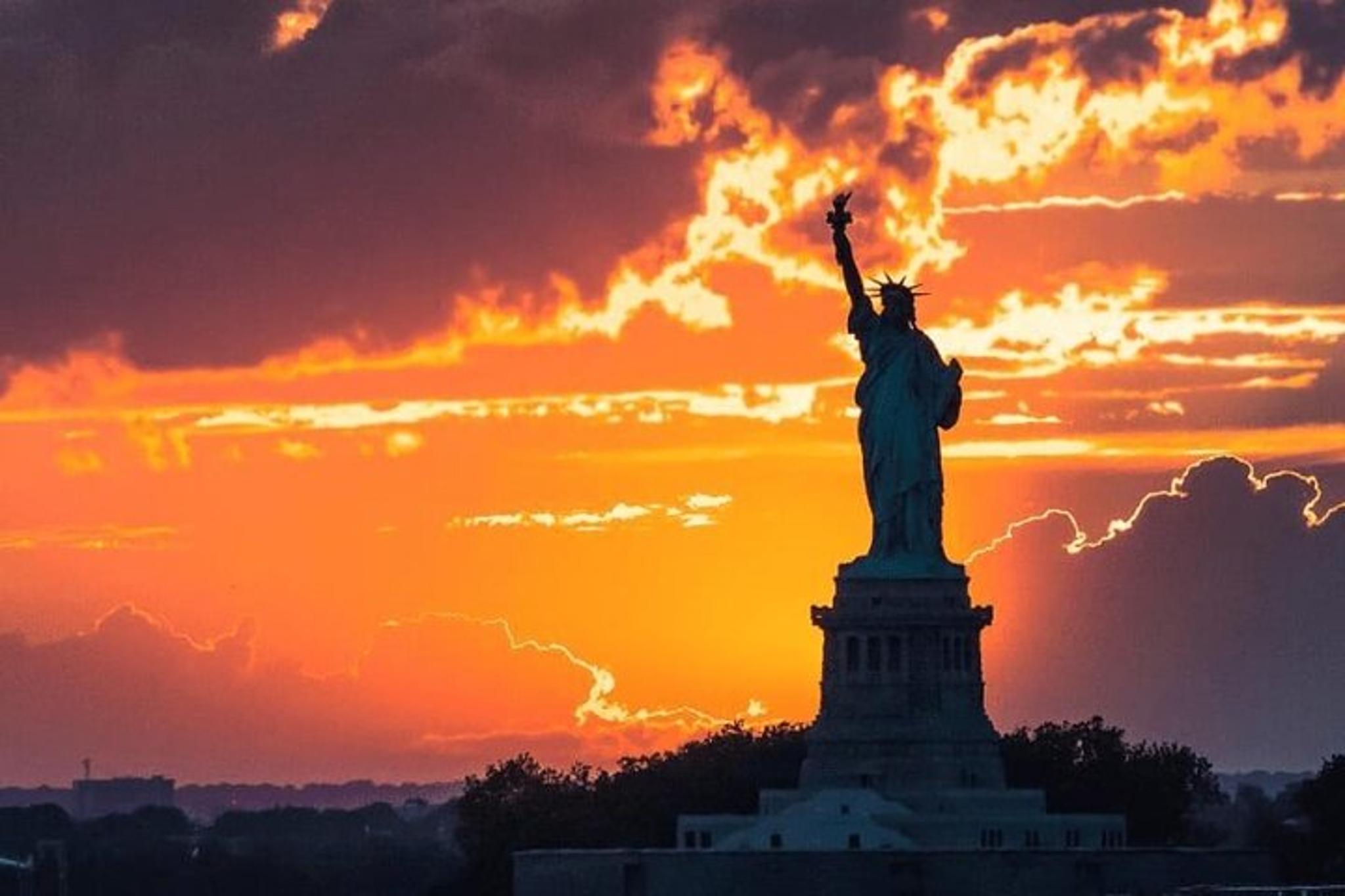 New York Statue of Liberty and Ellis Island Tour - Image 4