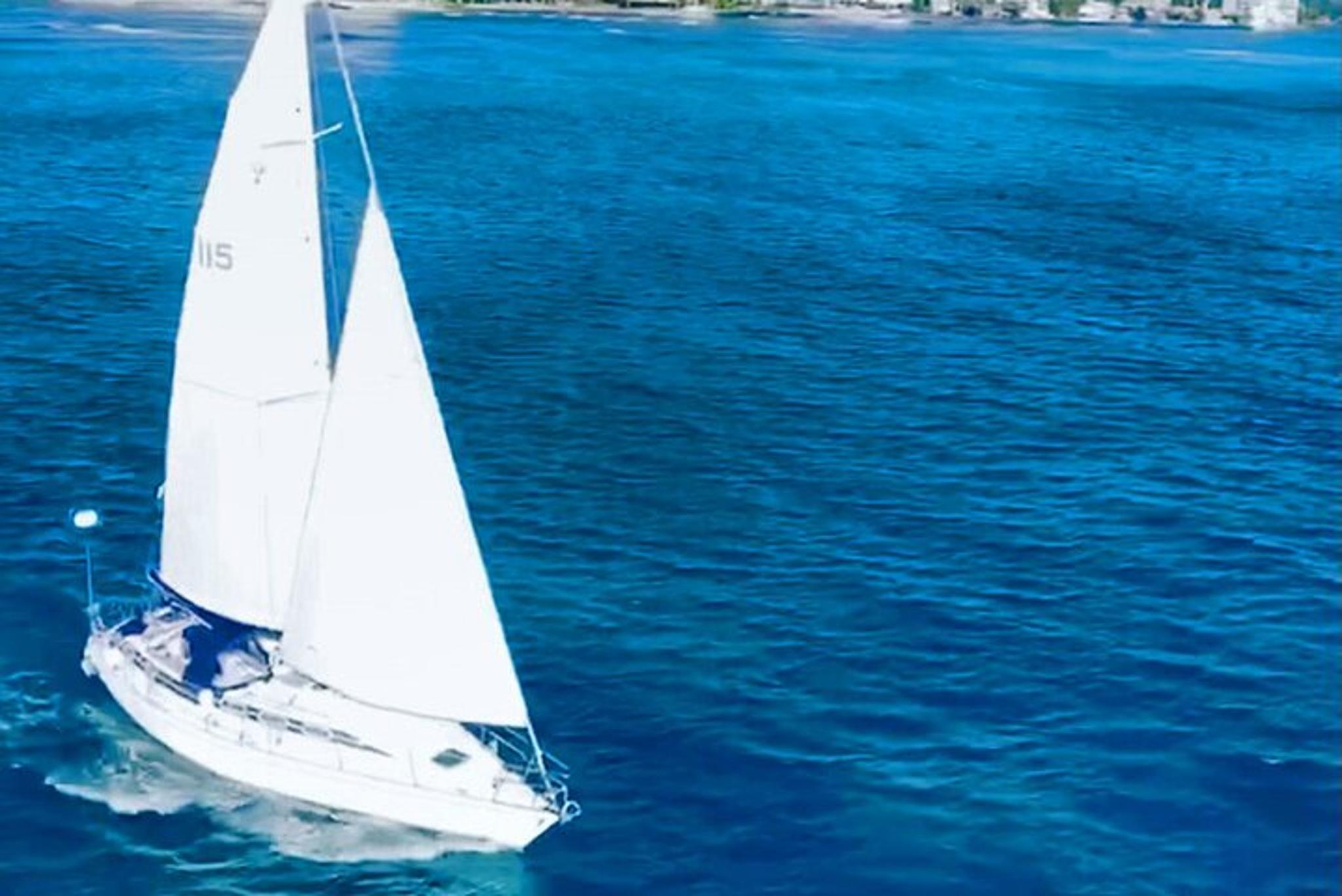 Waikiki Island Tour and Sail with Snorkeling - Image 1