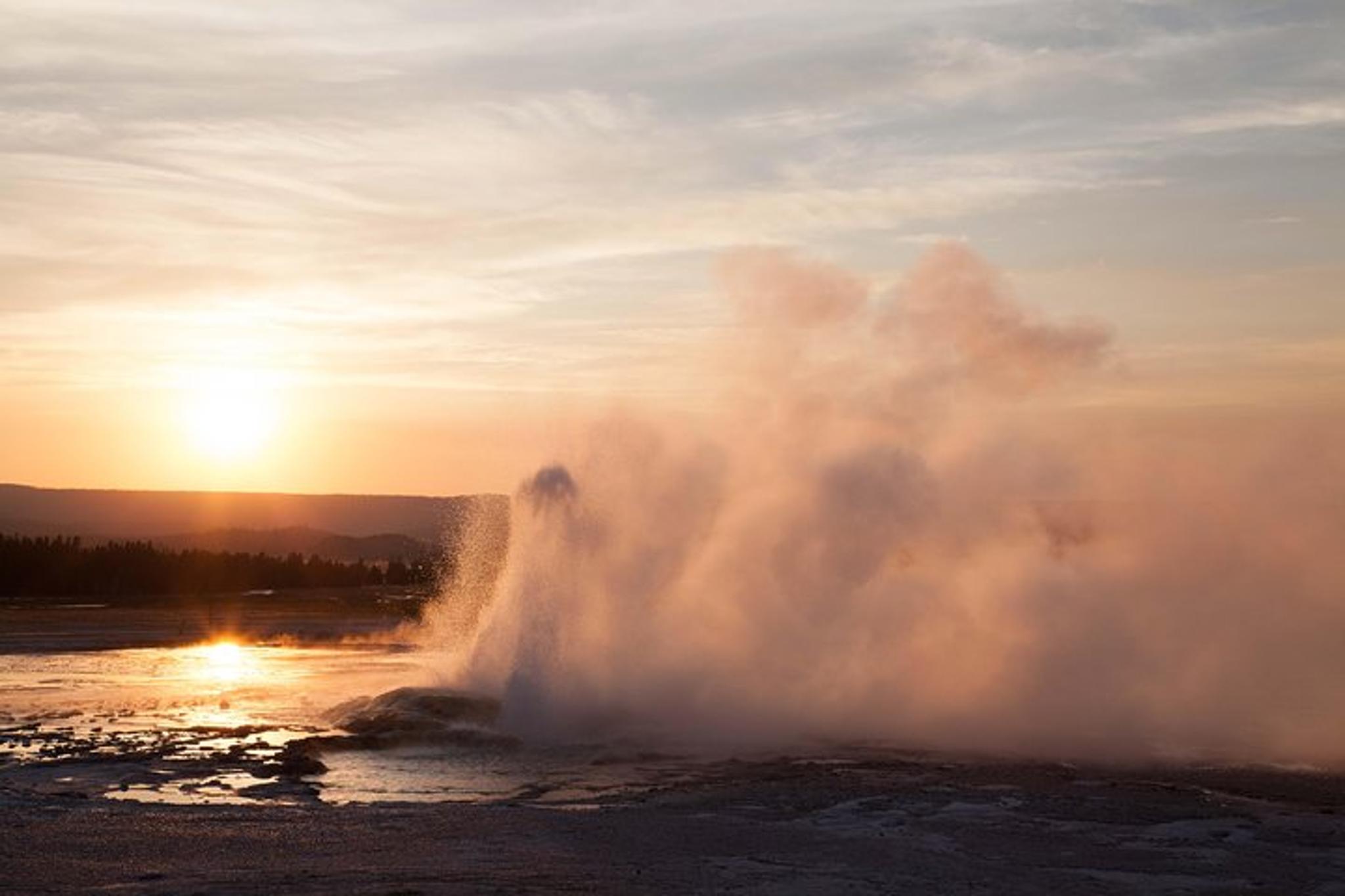 Yellowstone National Park Safari Tour - Image 3