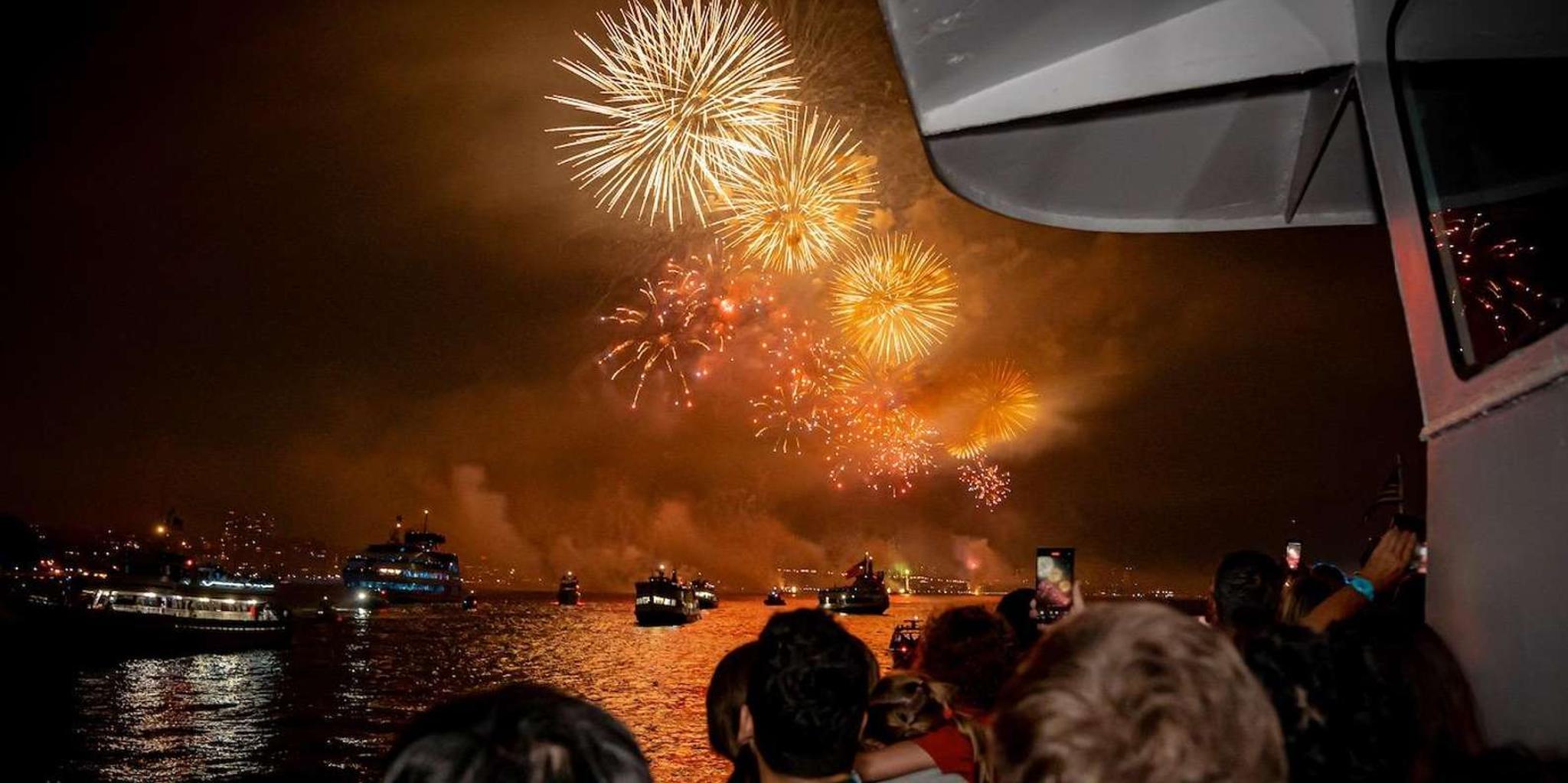 New York City Fireworks Cruise with Open Bar and Buffet - Image 5