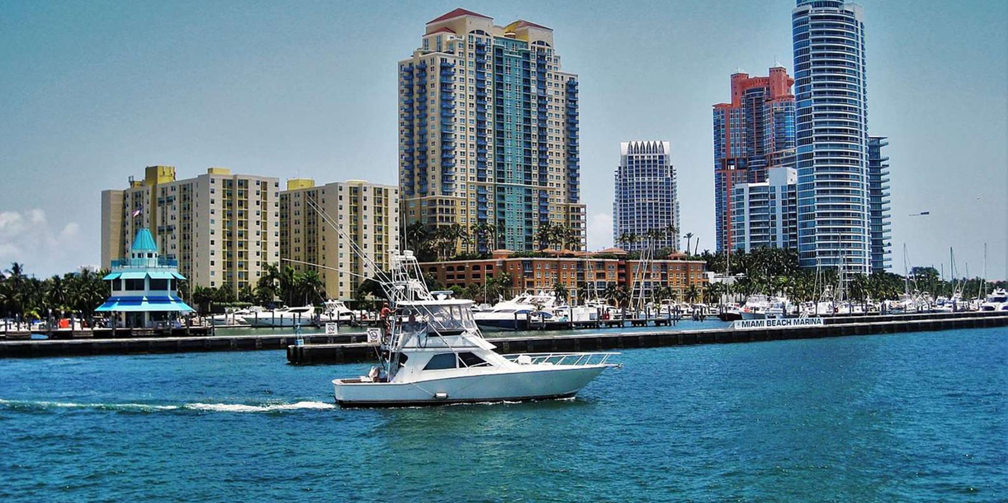 Miami Boat Tour: Mansions & Skyline