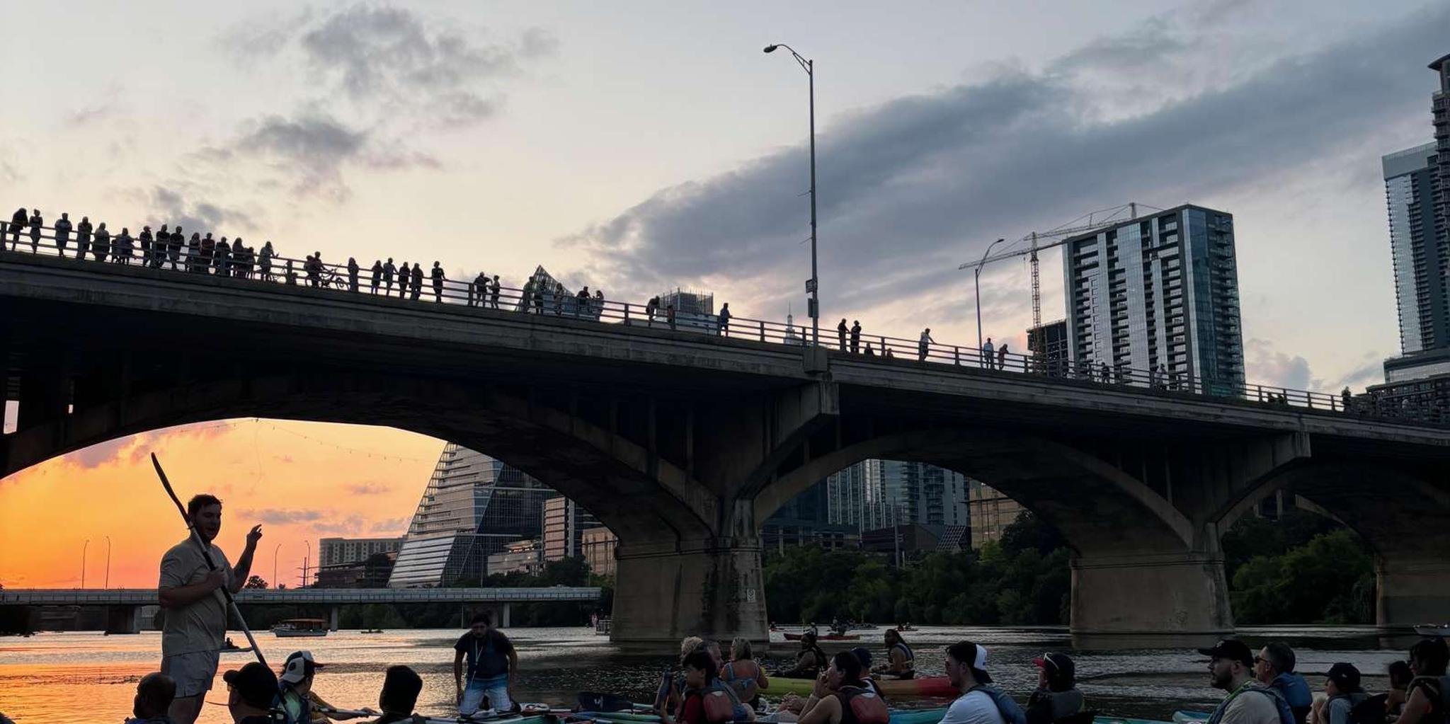 Austin Bat Bridge Paddleboard and Kayak Tour at Sunset - Image 4