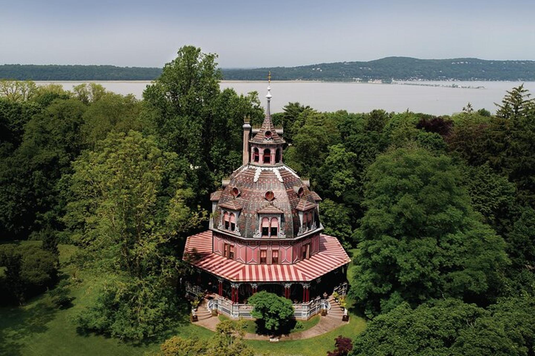 New York Armour-Stiner Octagon House Tour - Image 4
