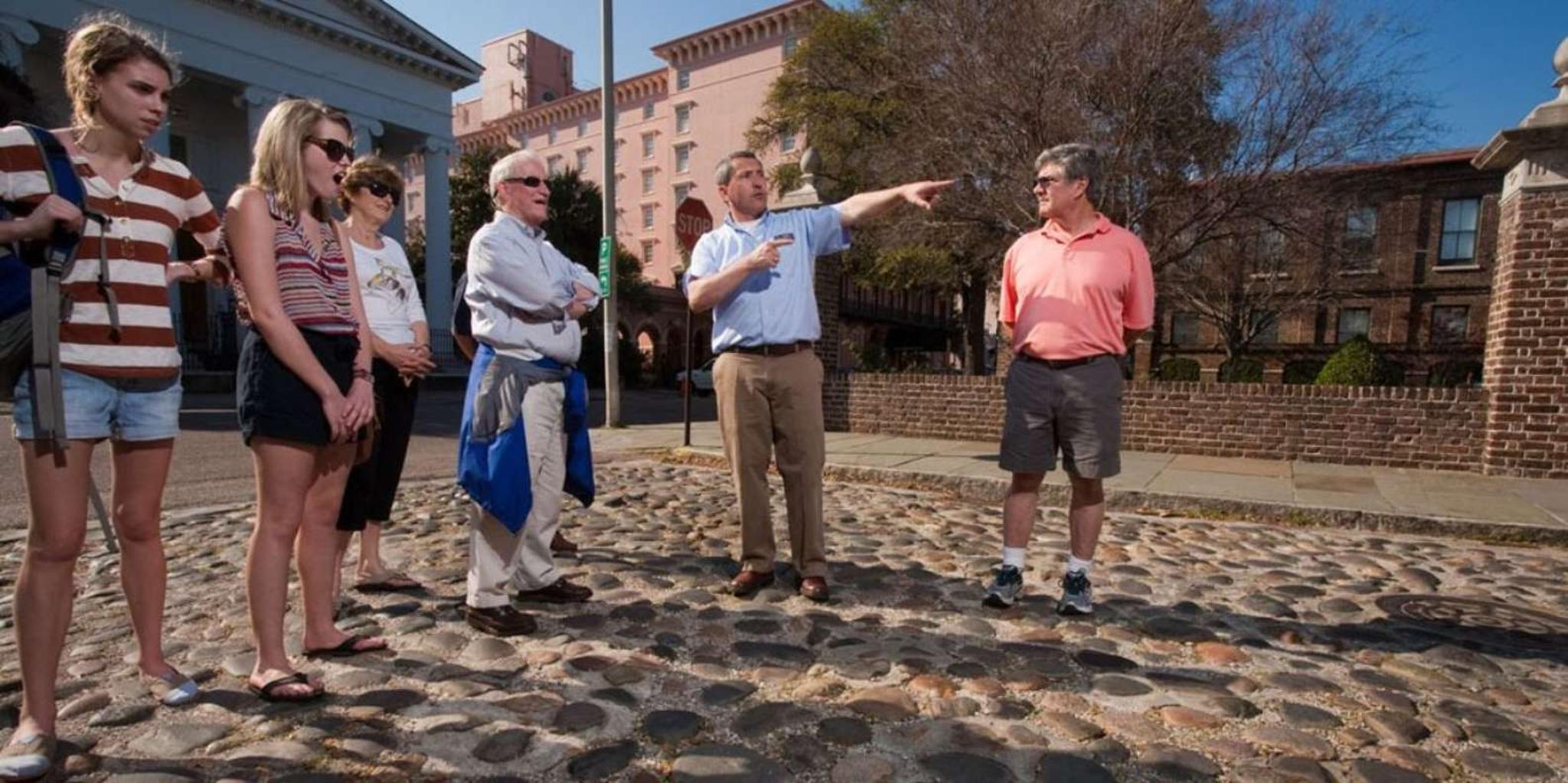 Charleston Holiday Decorations and History Walking Tour - Image 5