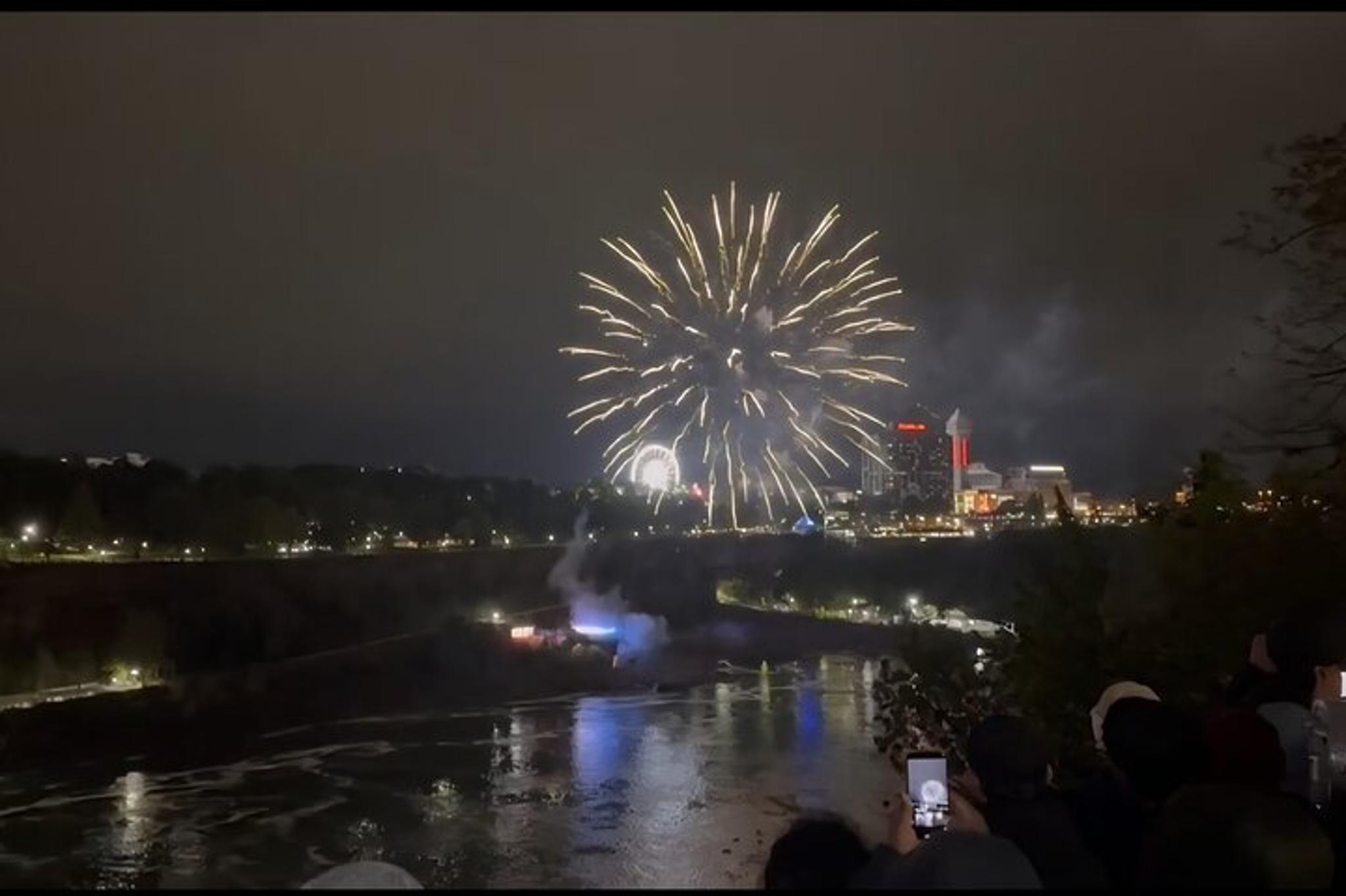Niagara Falls Rainbow Illumination Walking Tour - Image 1