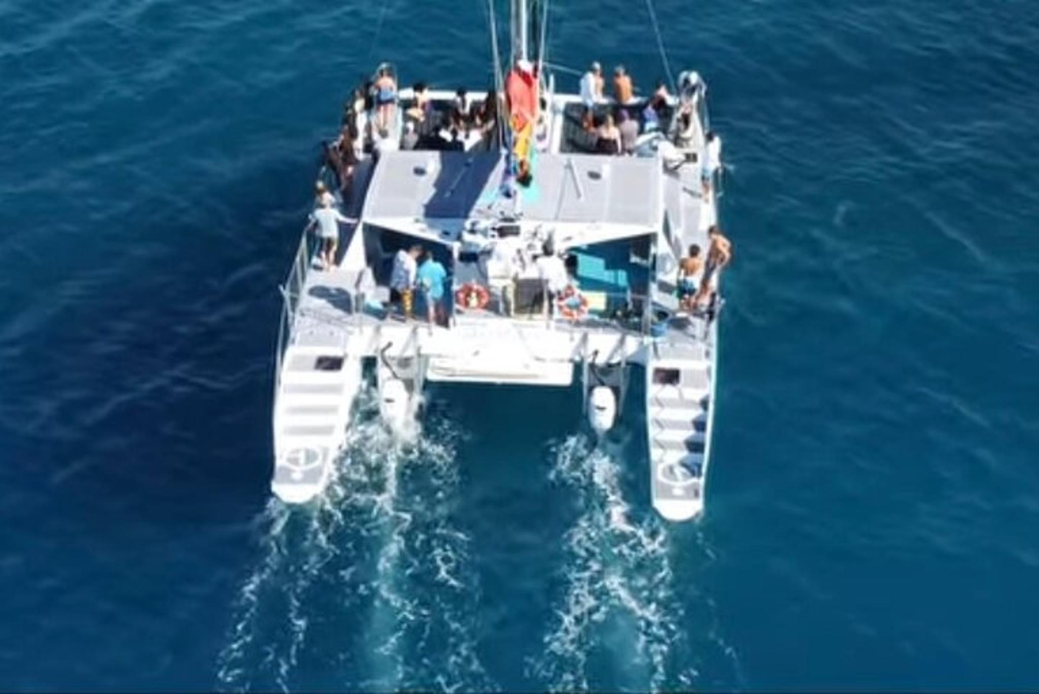 Waikiki Beach Sunset Sail on the Hāwea - Image 4