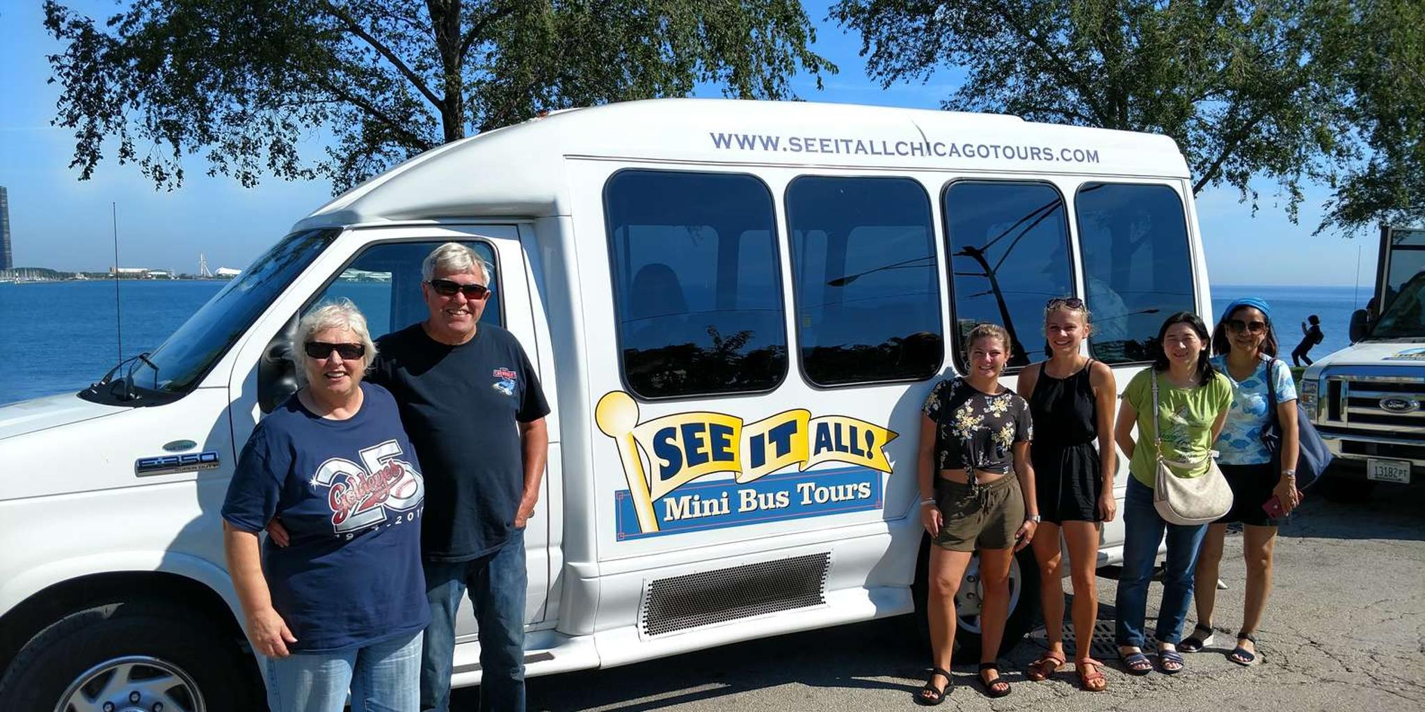 Chicago City Minibus Tour with Architecture Cruise Option