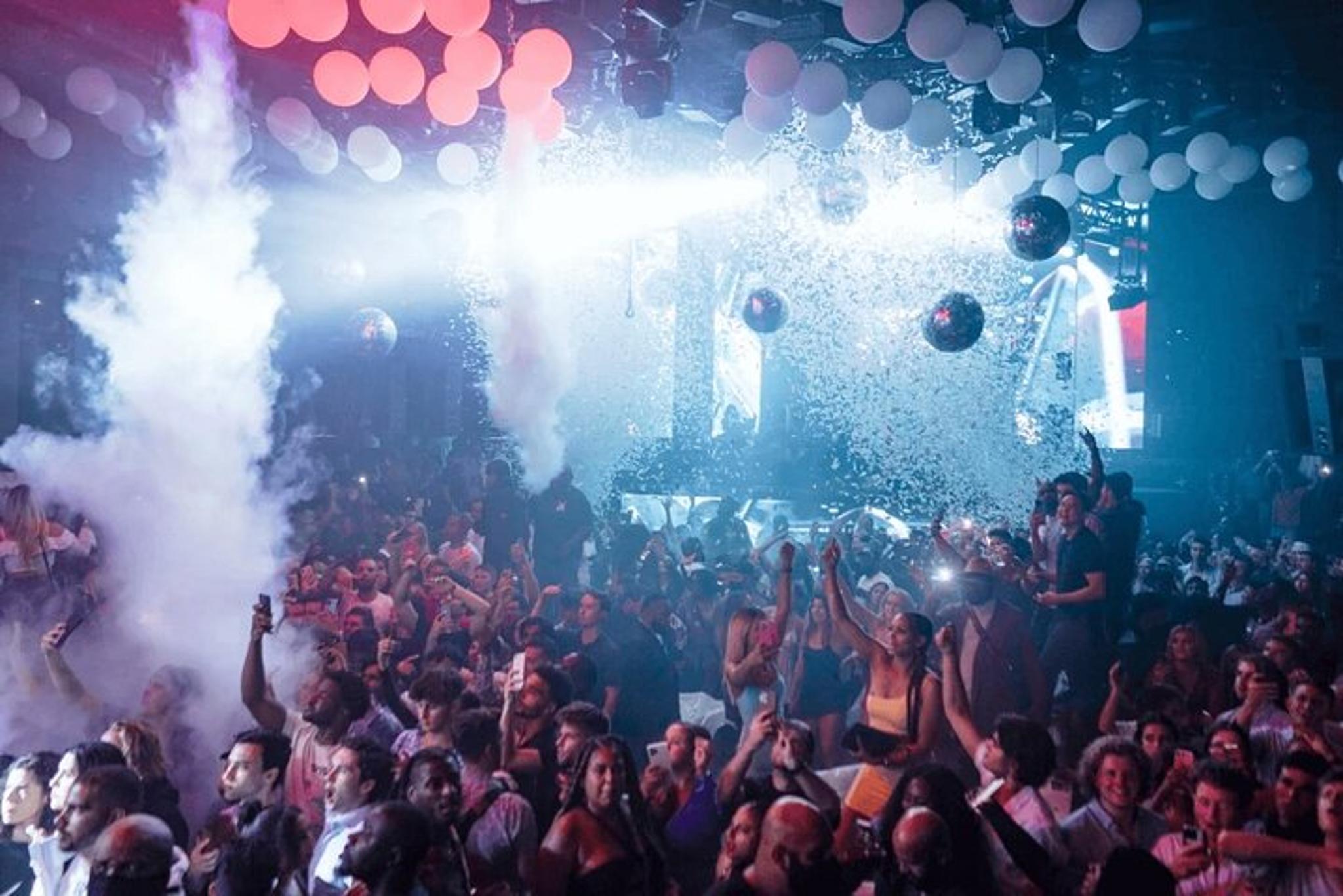 Miami Hip Hop Experience: Party Bus & Nightclub - Image 5