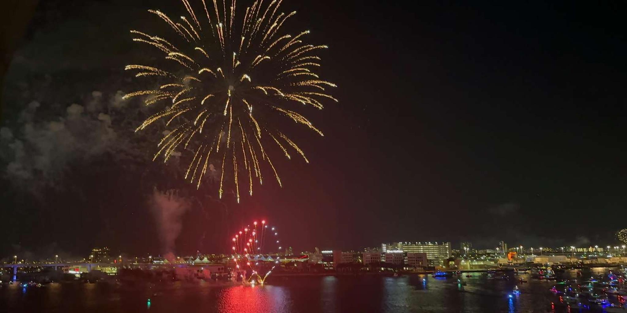 Miami Fireworks Cruise on Biscayne Bay - Image 4