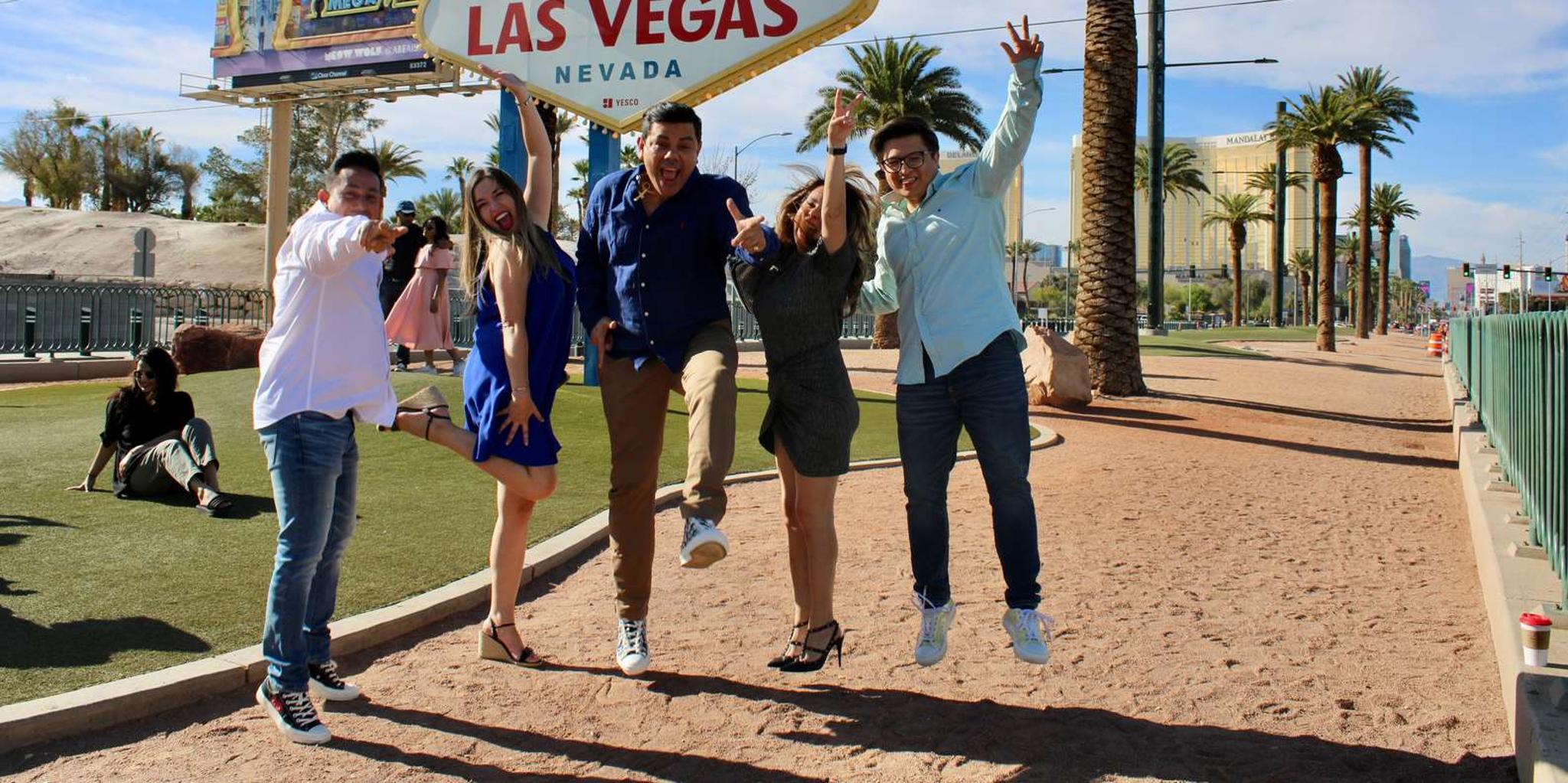 Las Vegas Limo Tour with Champagne 2.5hr - Image 1