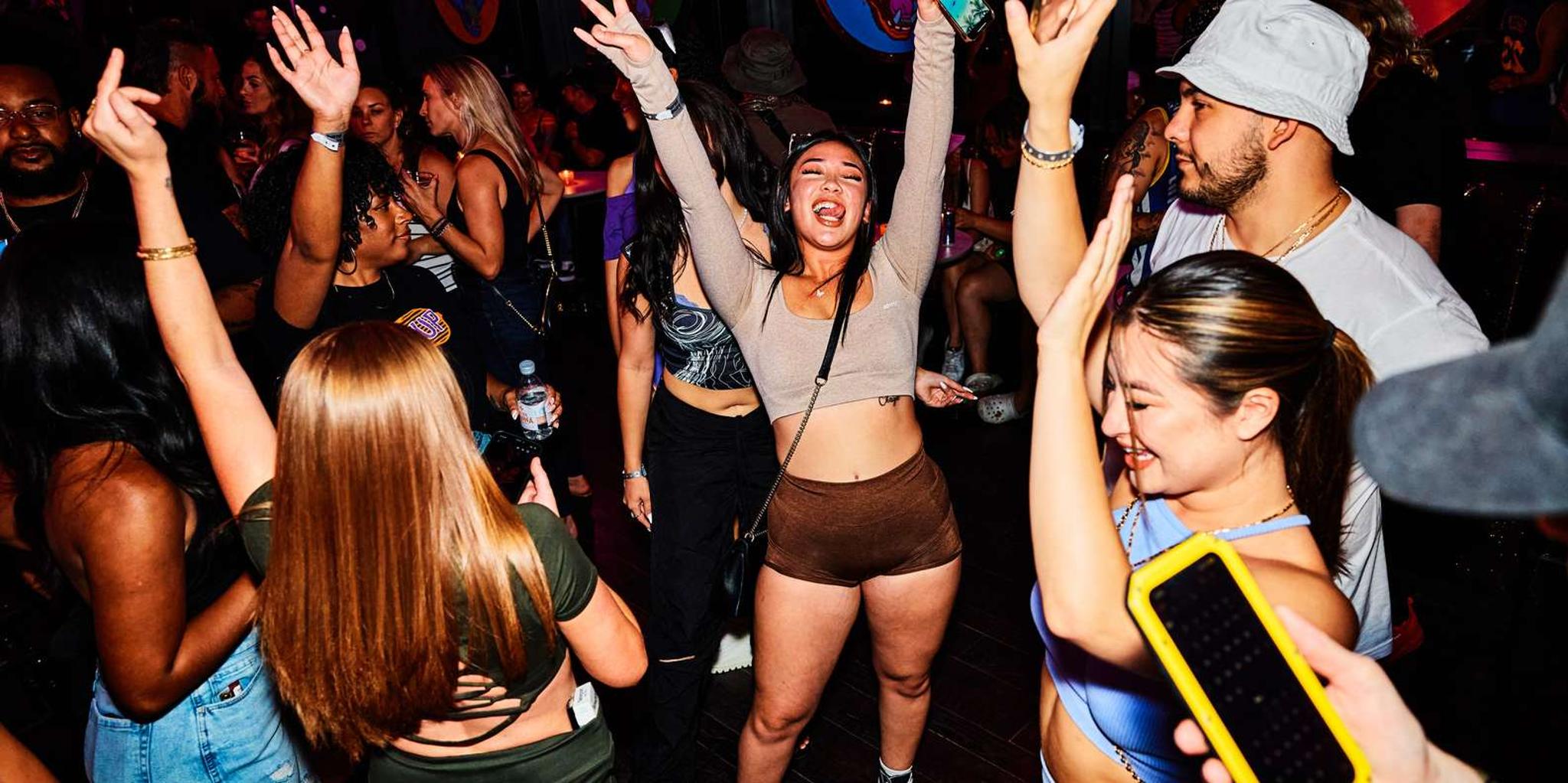 Las Vegas Bar Crawl on Fremont Street - Image 6