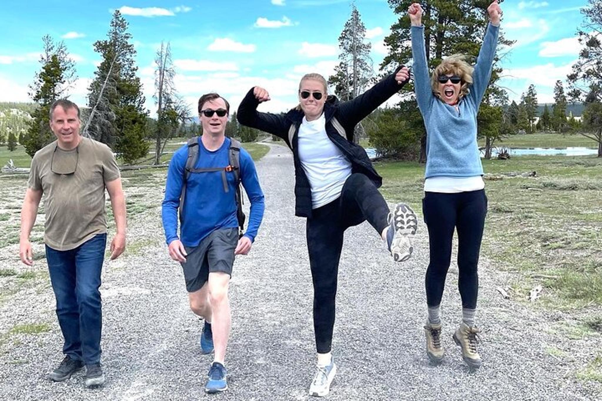 Yellowstone Wildlife and Iconic Sites Tour - Image 4