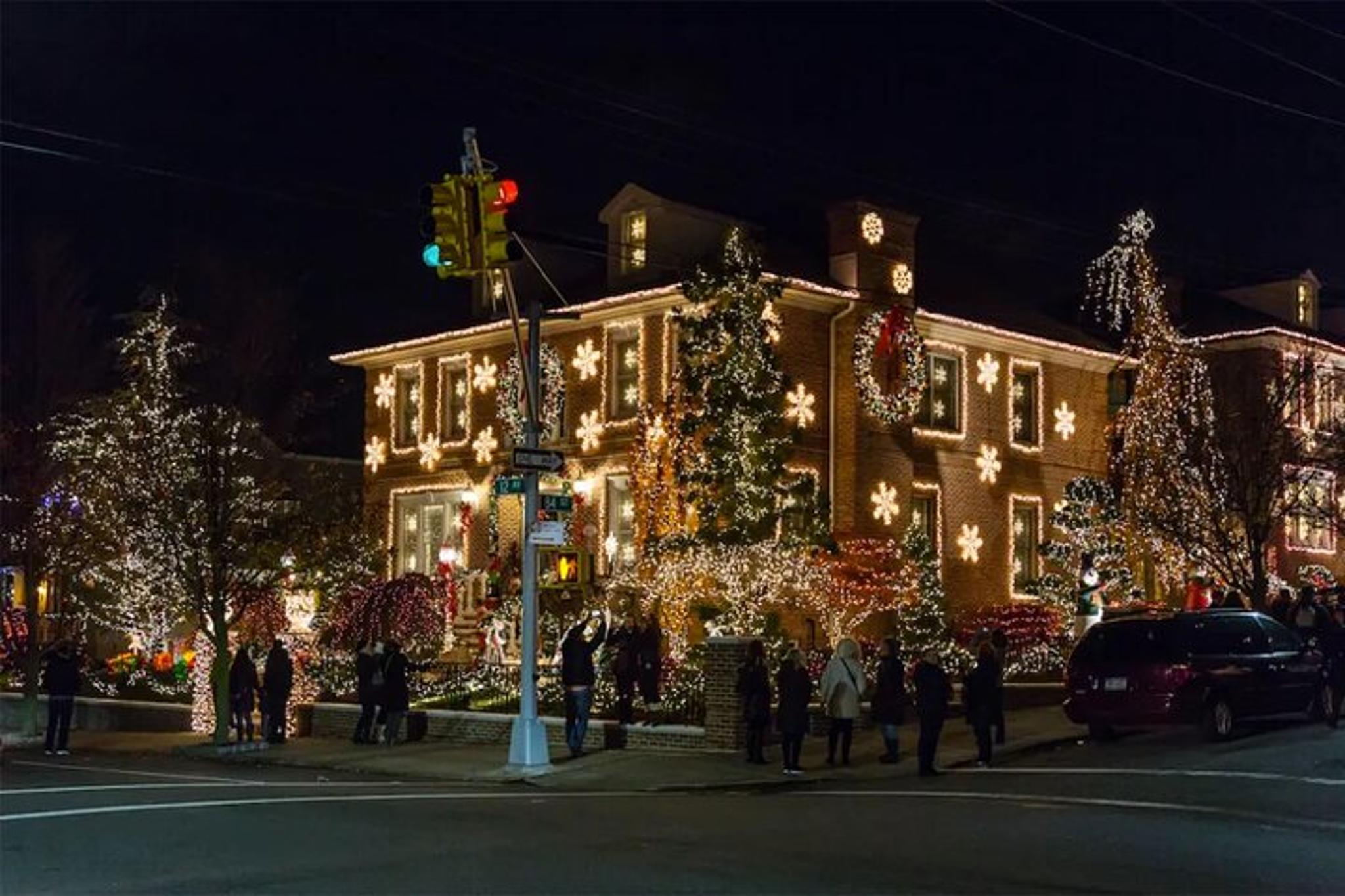 Brooklyn Dyker Heights Christmas Lights Tour - Image 4