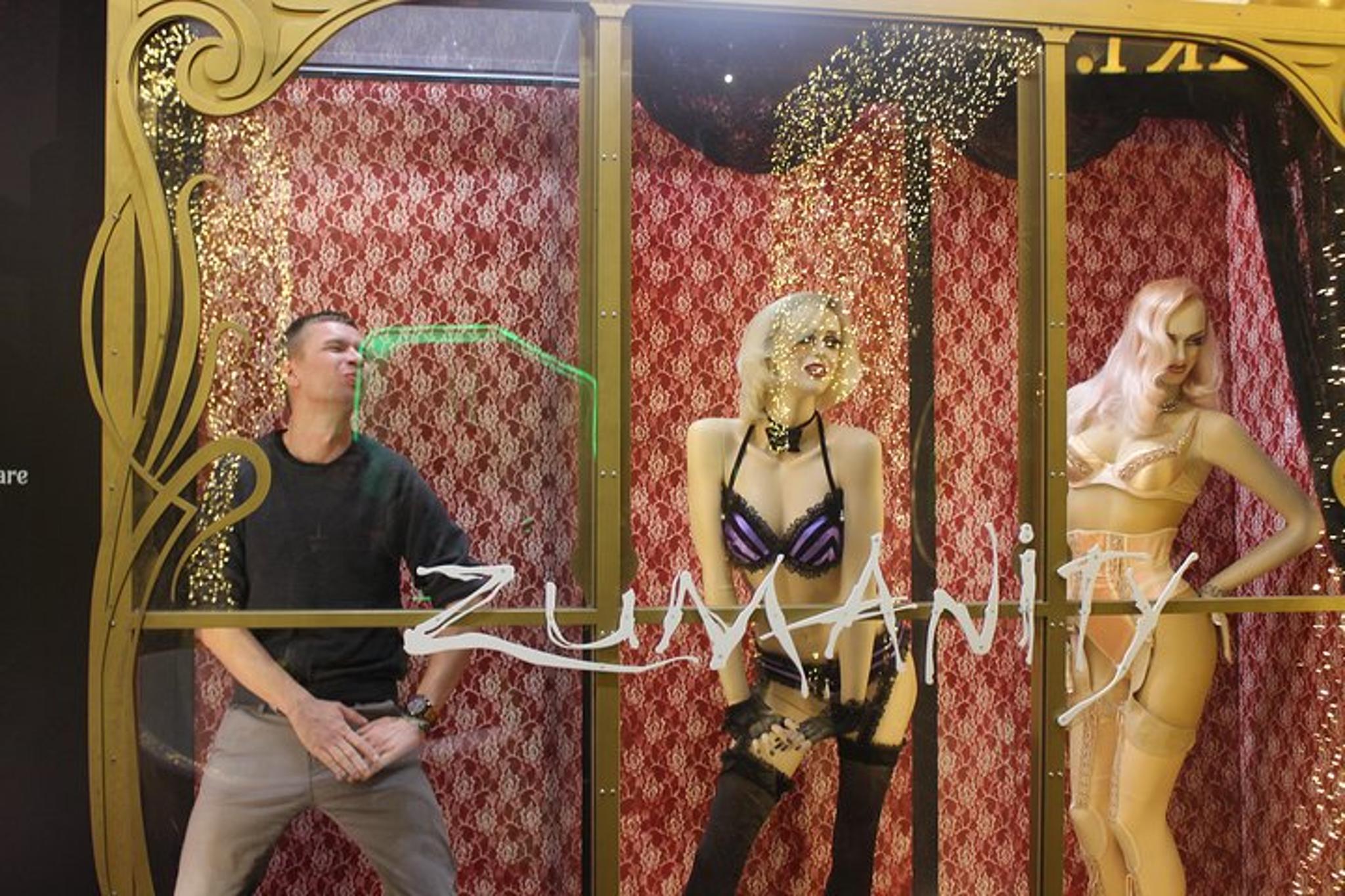 Las Vegas Strip Walking Tour with Photos and Champagne - Image 6