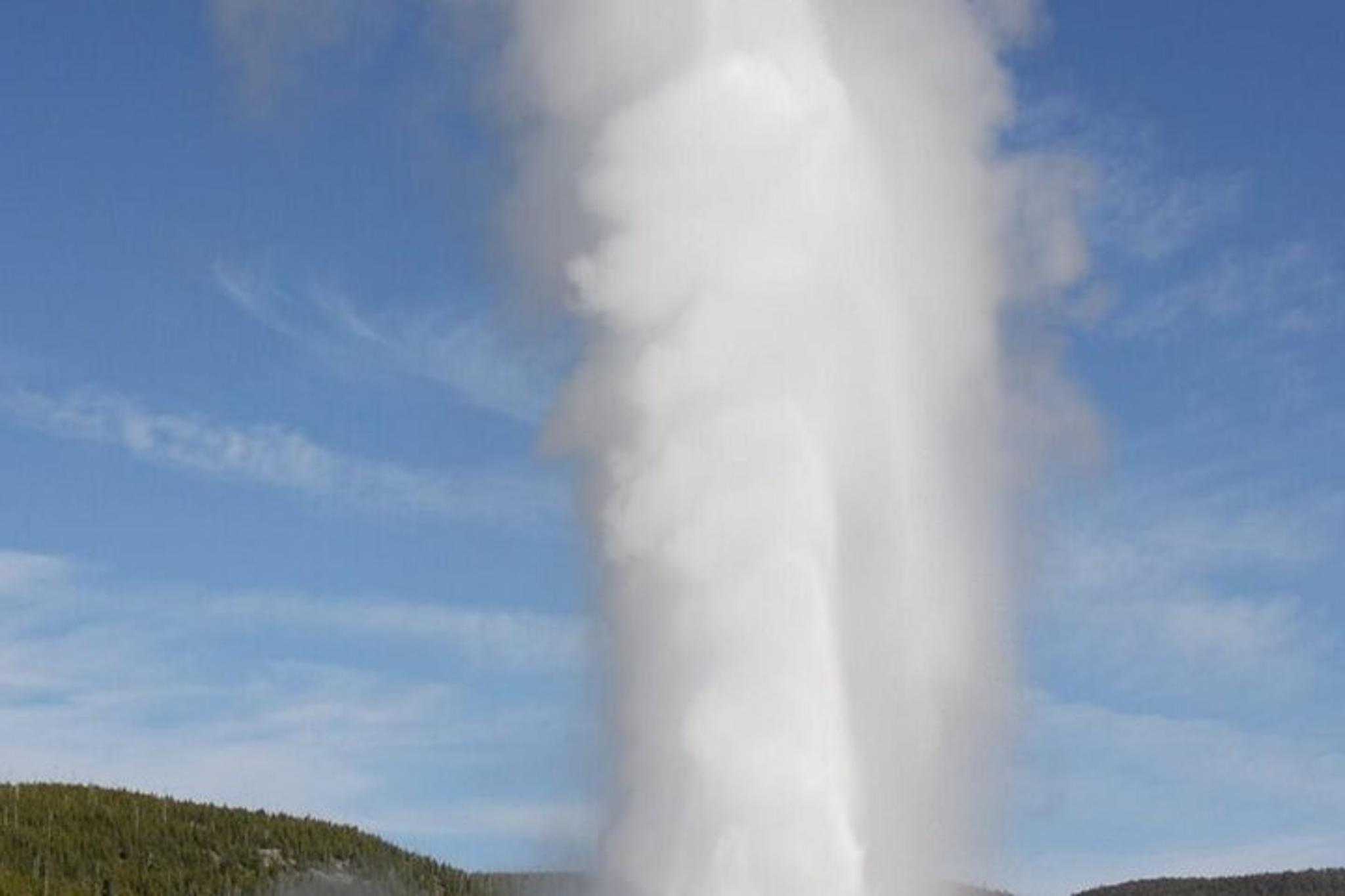 Yellowstone Old Faithful Group Tour 11 hr - Image 5