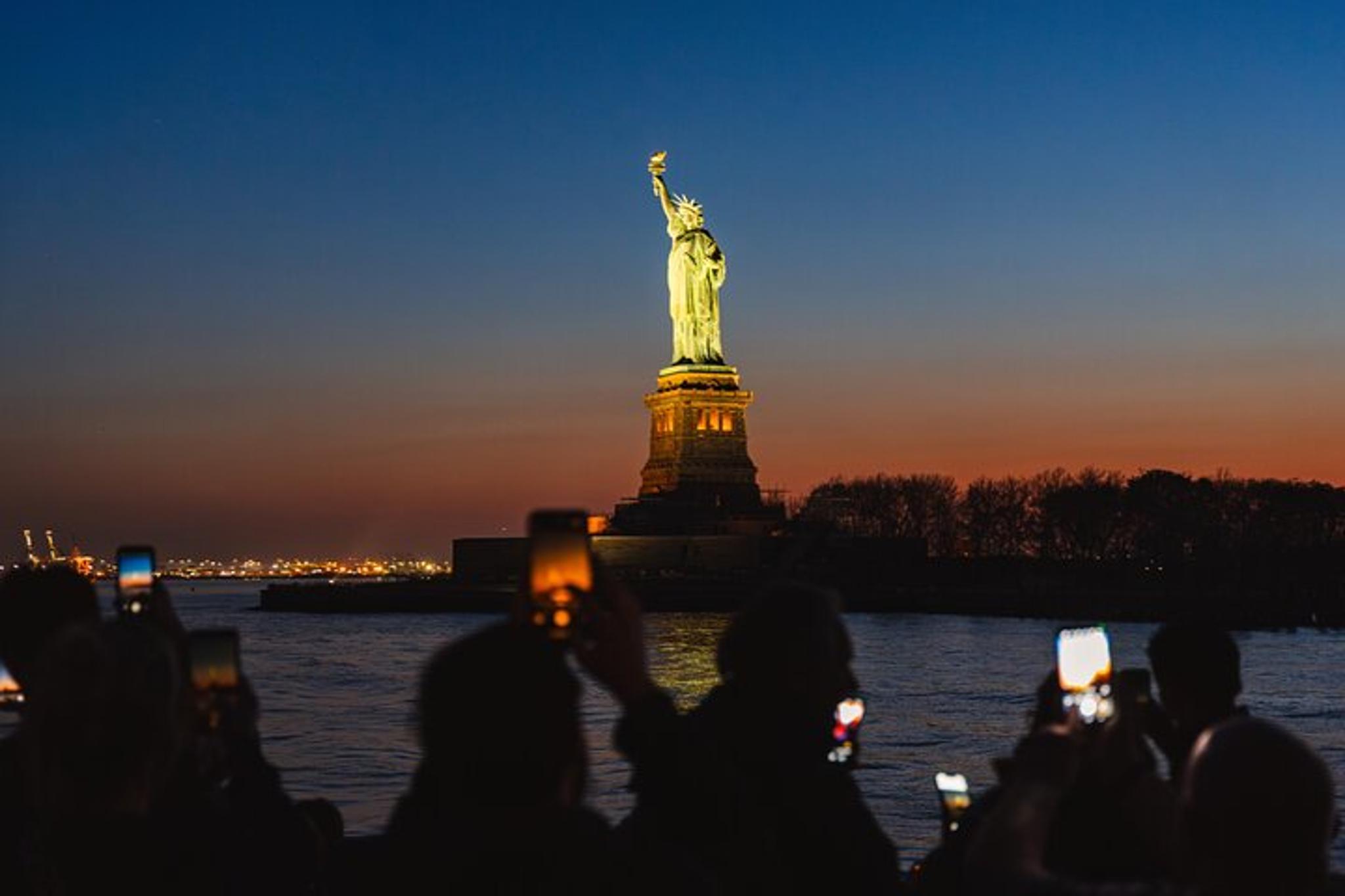 New York City Sip 'N Groove Cruise with DJ 2 hr - Image 3