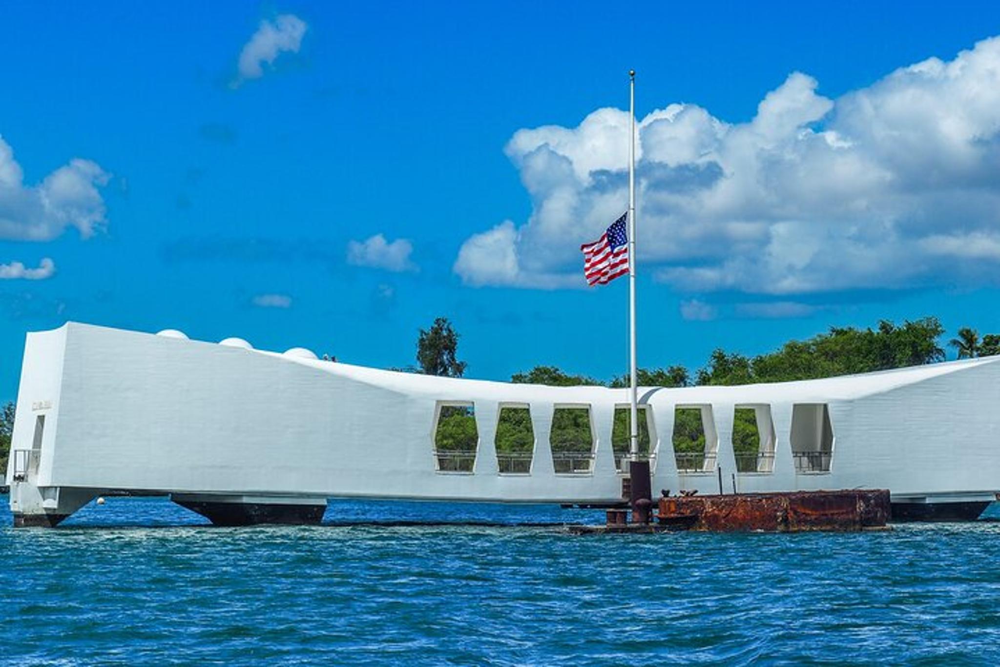 Honolulu Pearl Harbor and USS Arizona Tour - Image 4