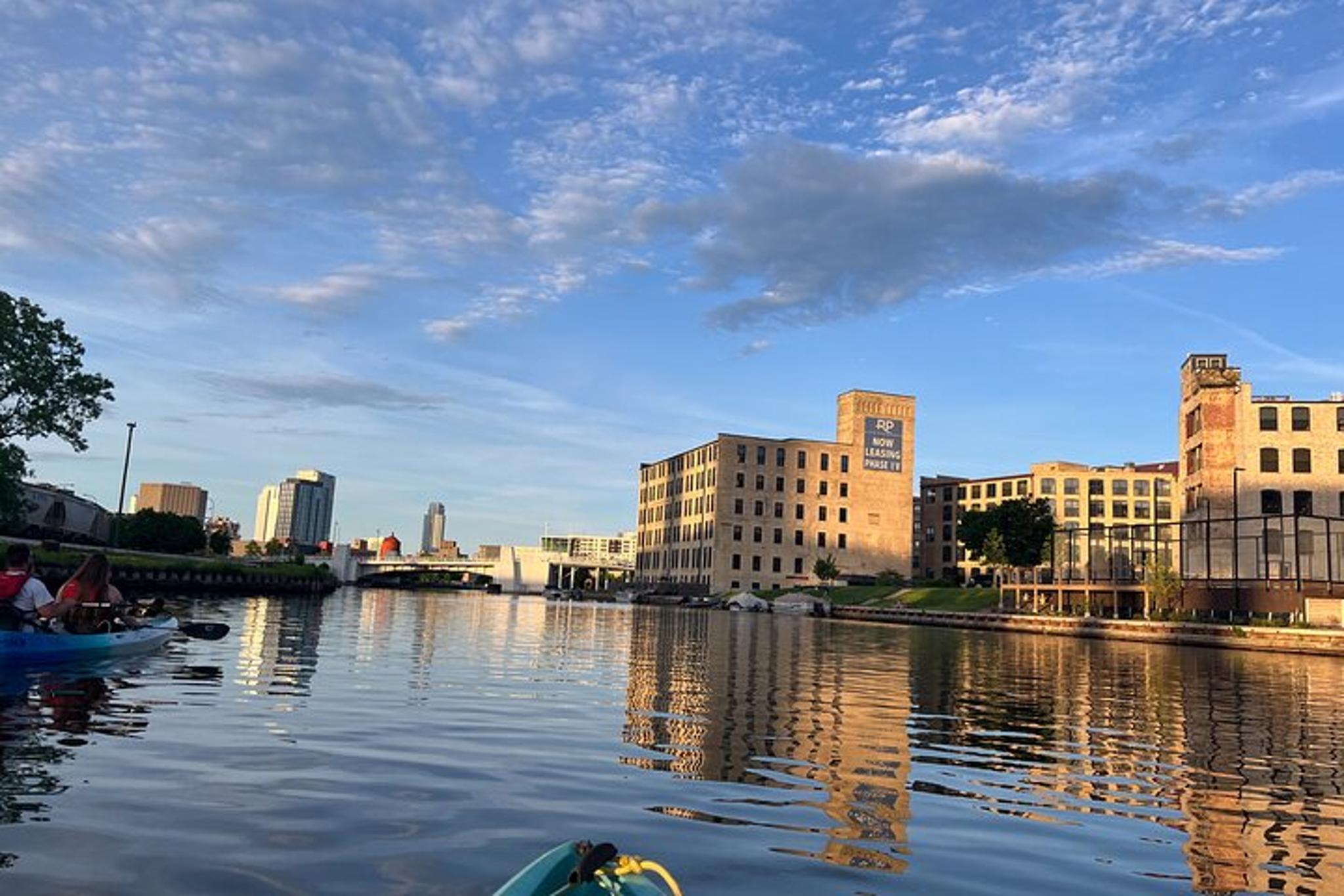 Milwaukee Skyline Kayak Tour - Image 2