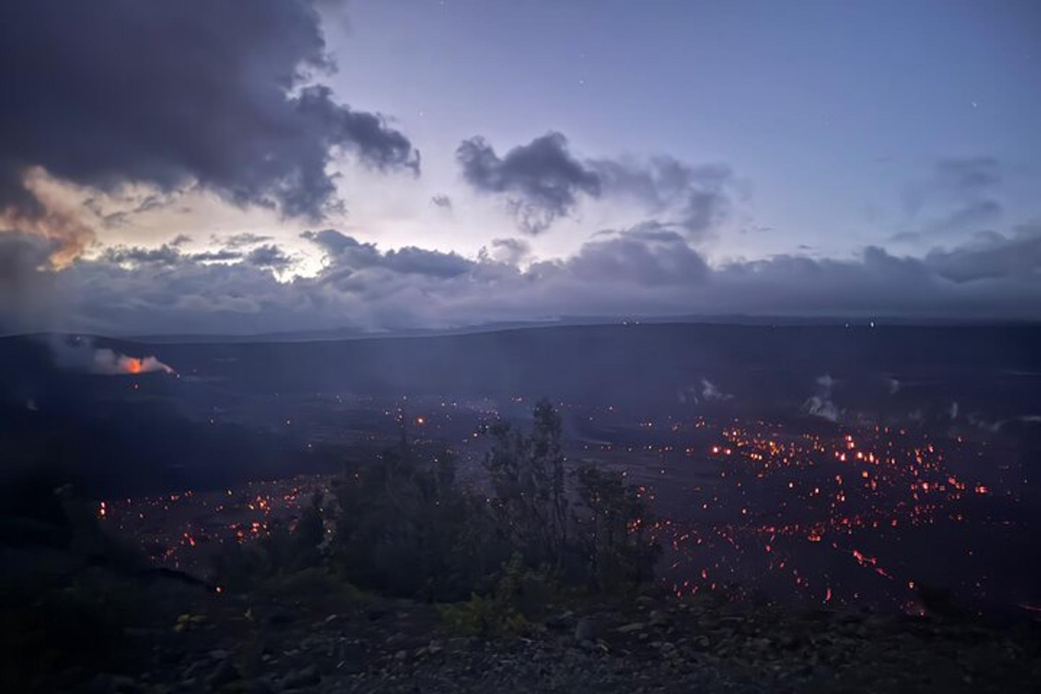 Kīlauea Hike and Lava Gazing - Image 6