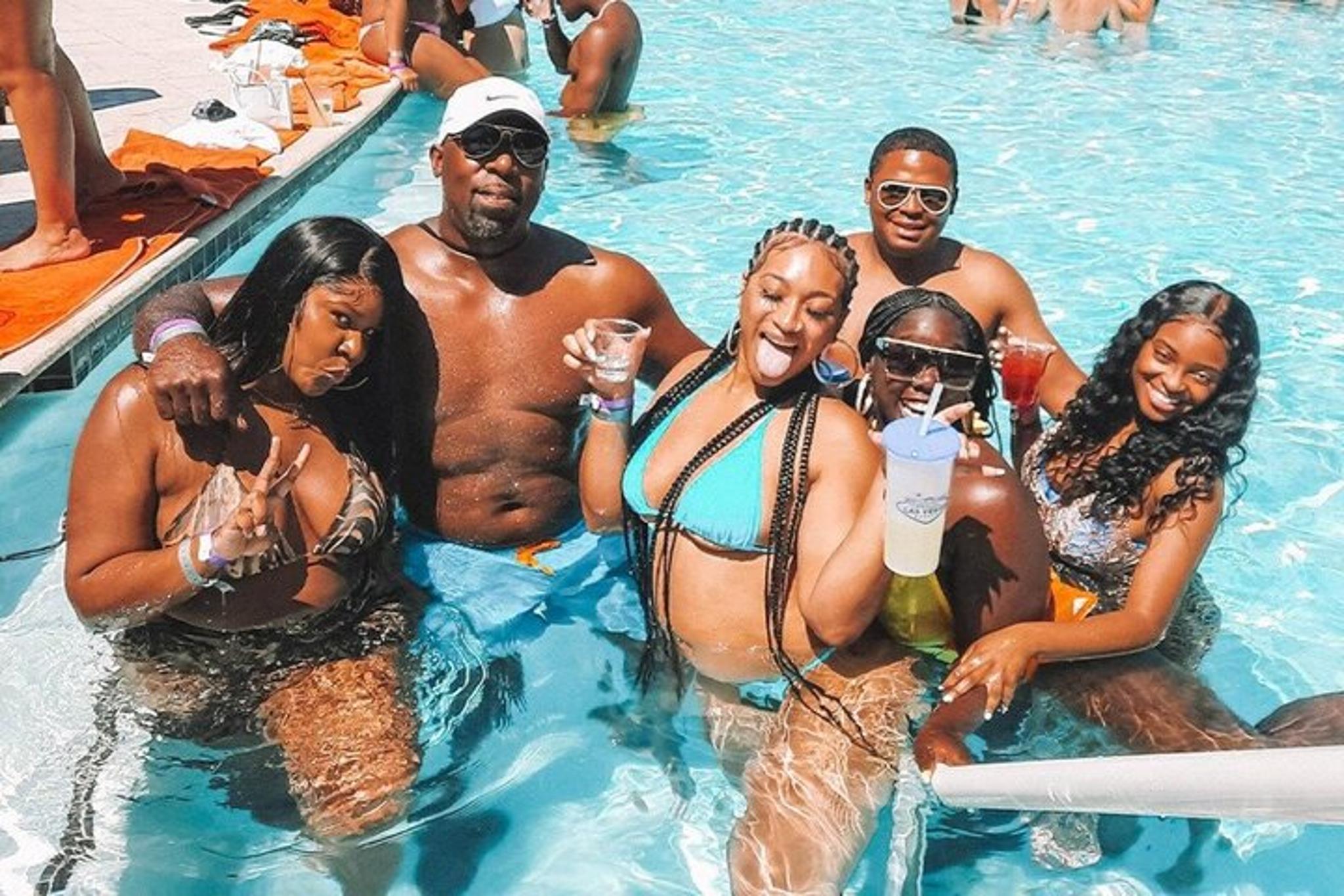 Las Vegas Pool Party Crawl by Party Bus - Image 2