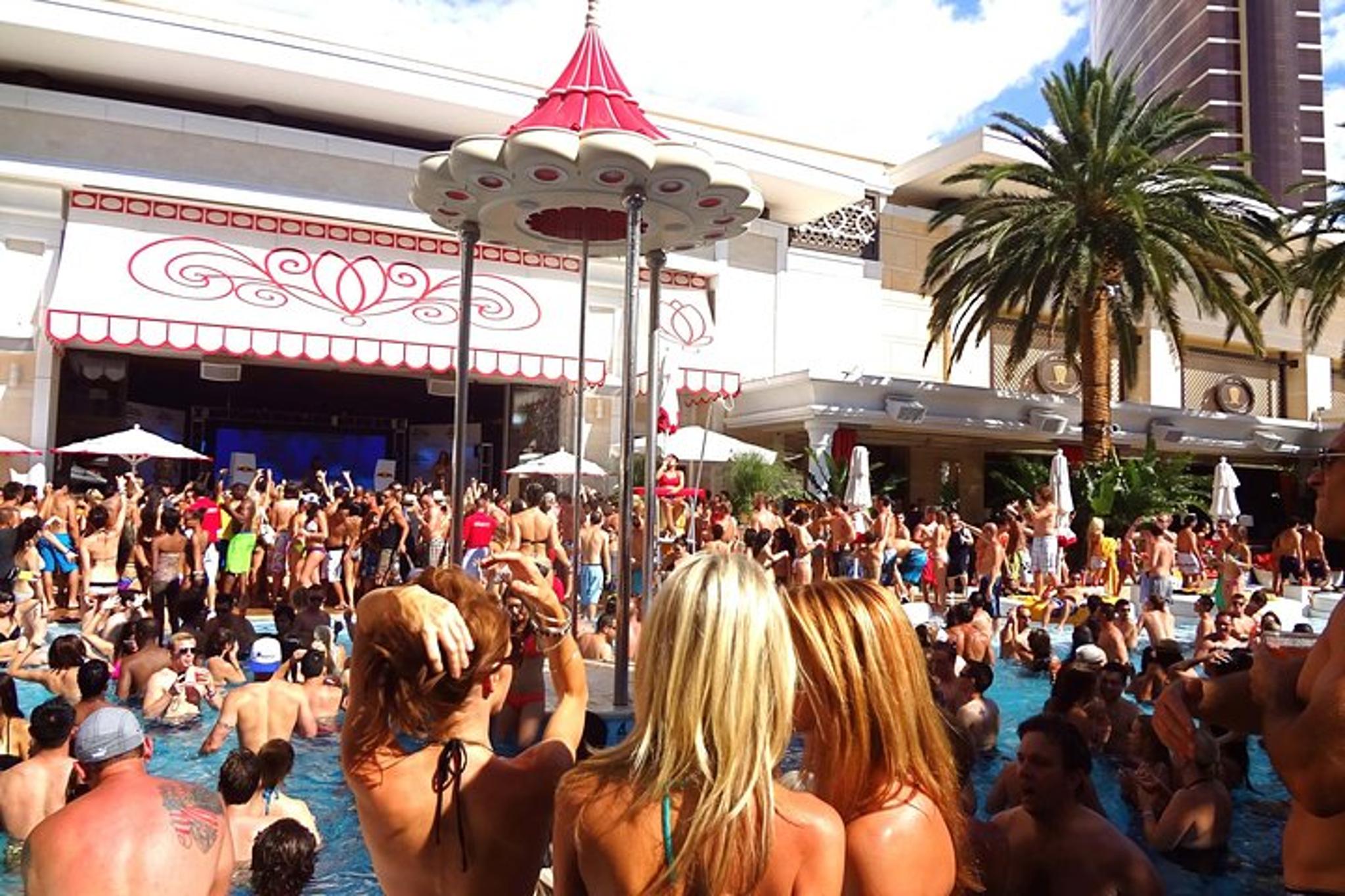 Las Vegas Pool Party Crawl by Party Bus - Image 4