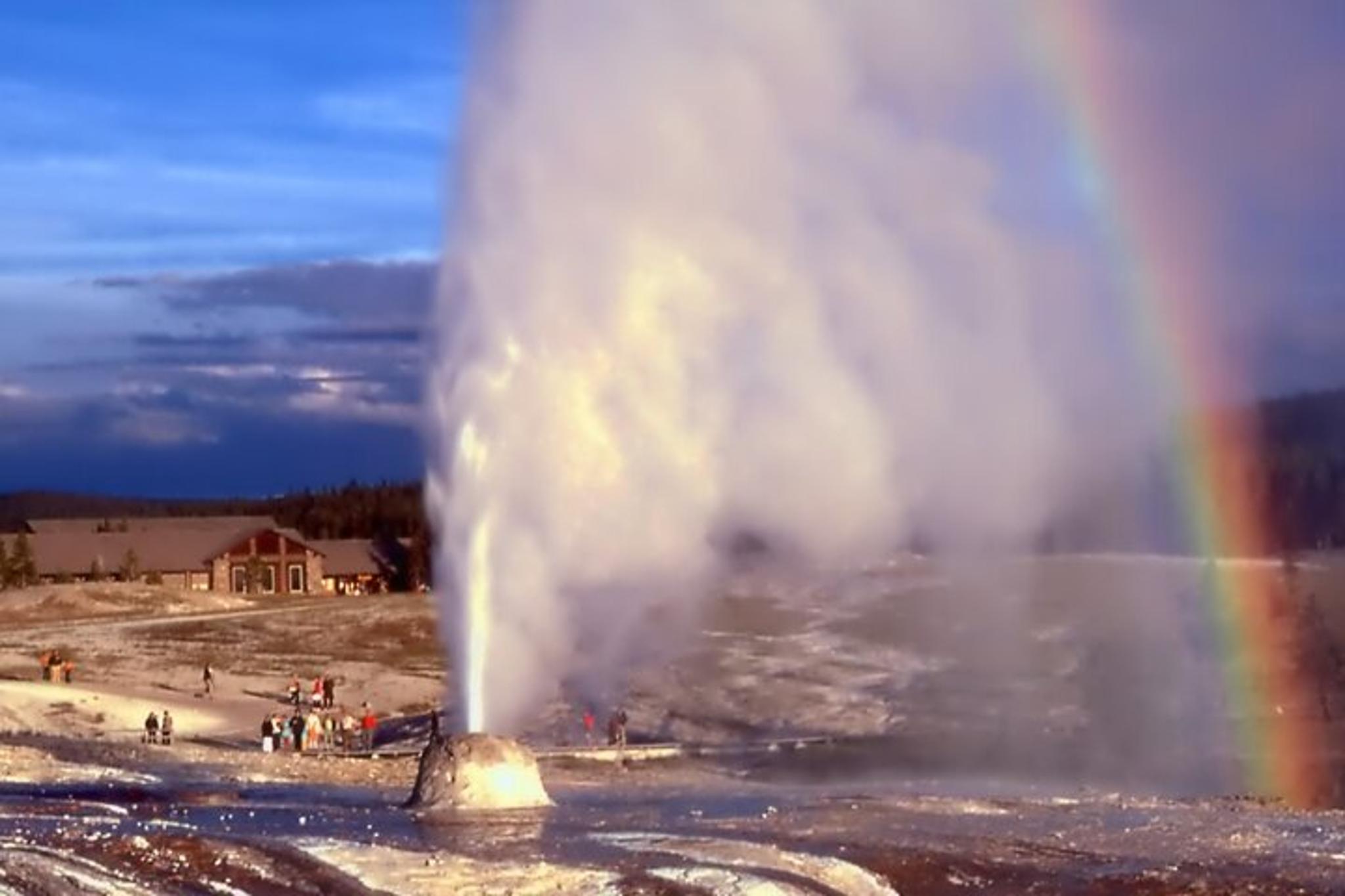 Yellowstone Hot Spring & Geyser Basin Tour - Image 4