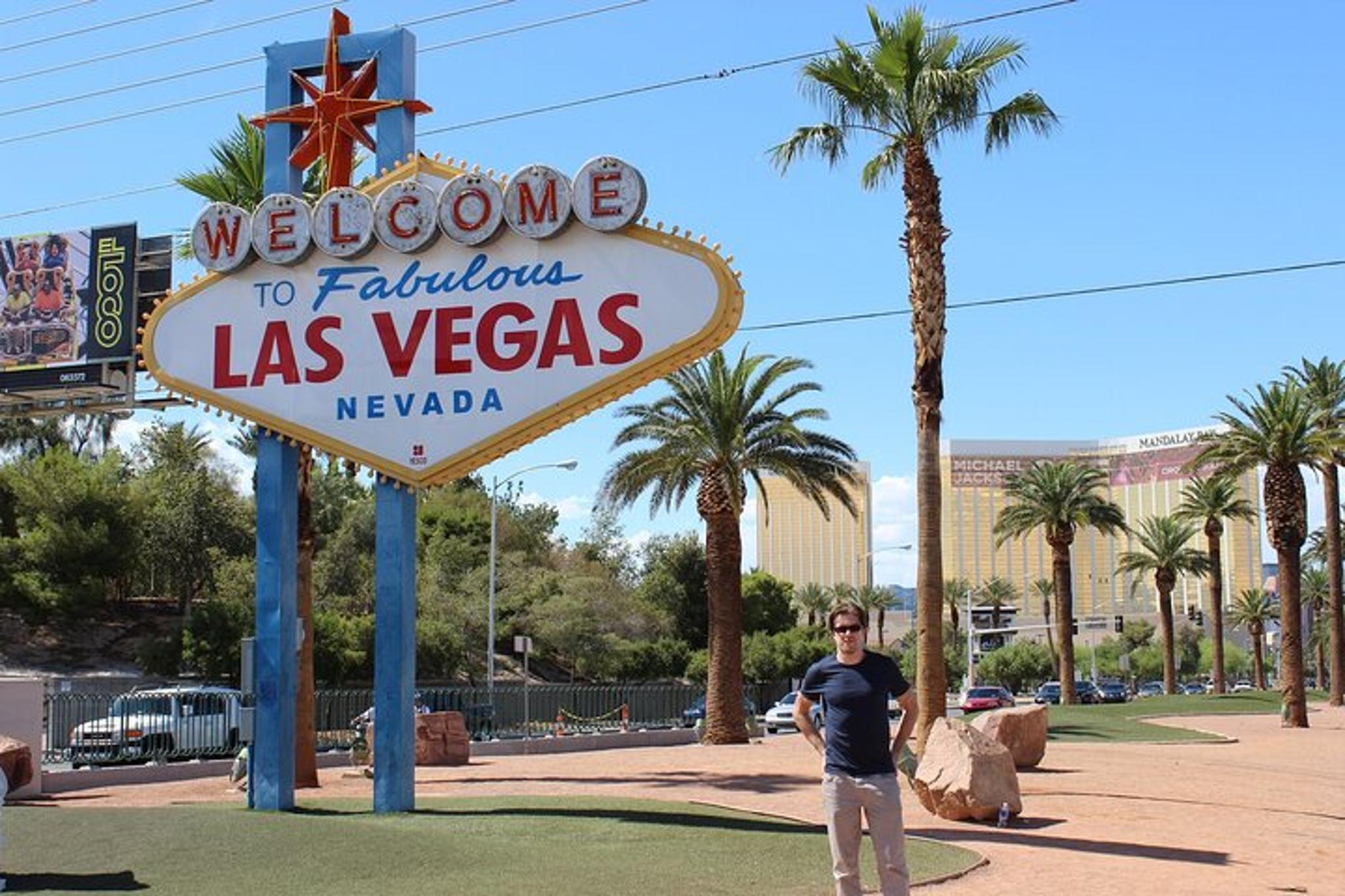 Las Vegas Walking Tour with Photos and Champagne - Image 4