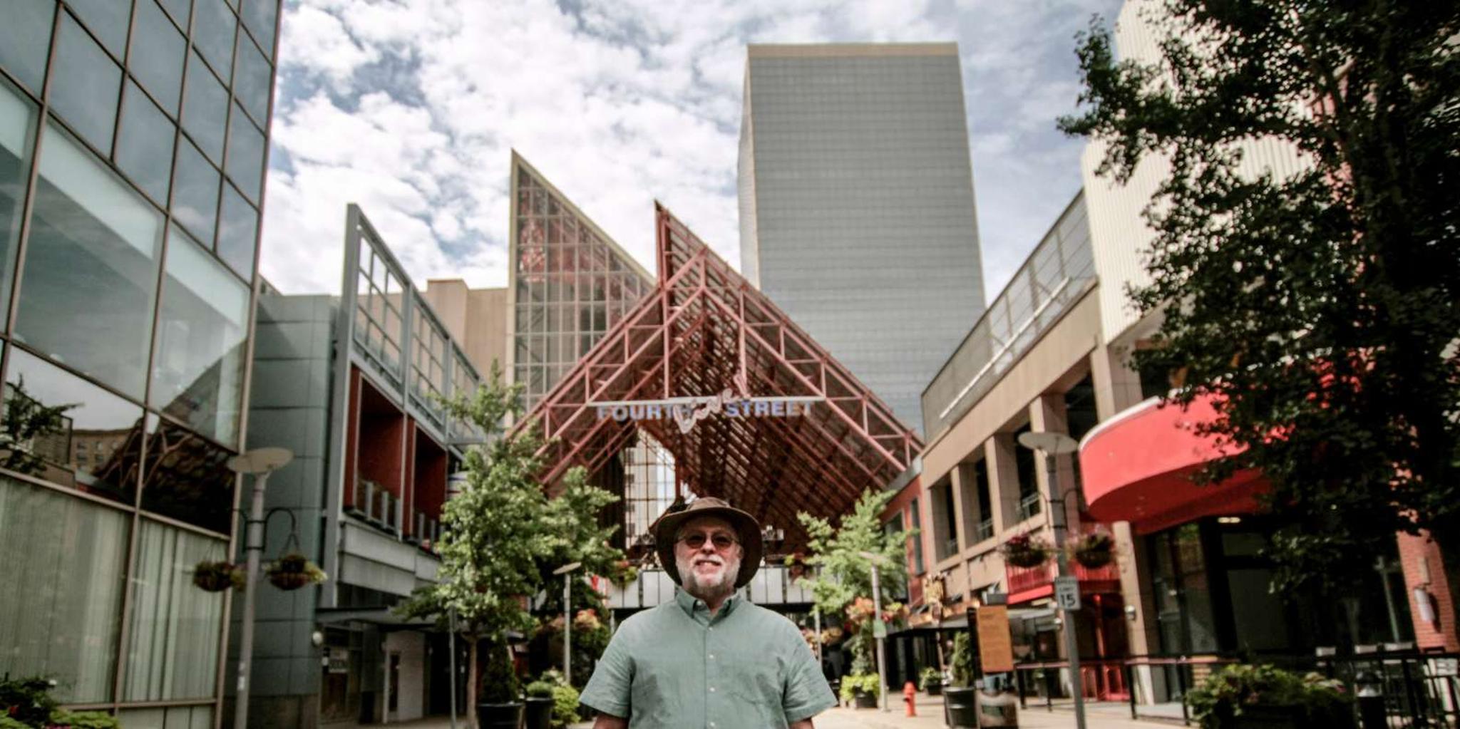 Louisville Photoshoot Walking Tour - Image 6