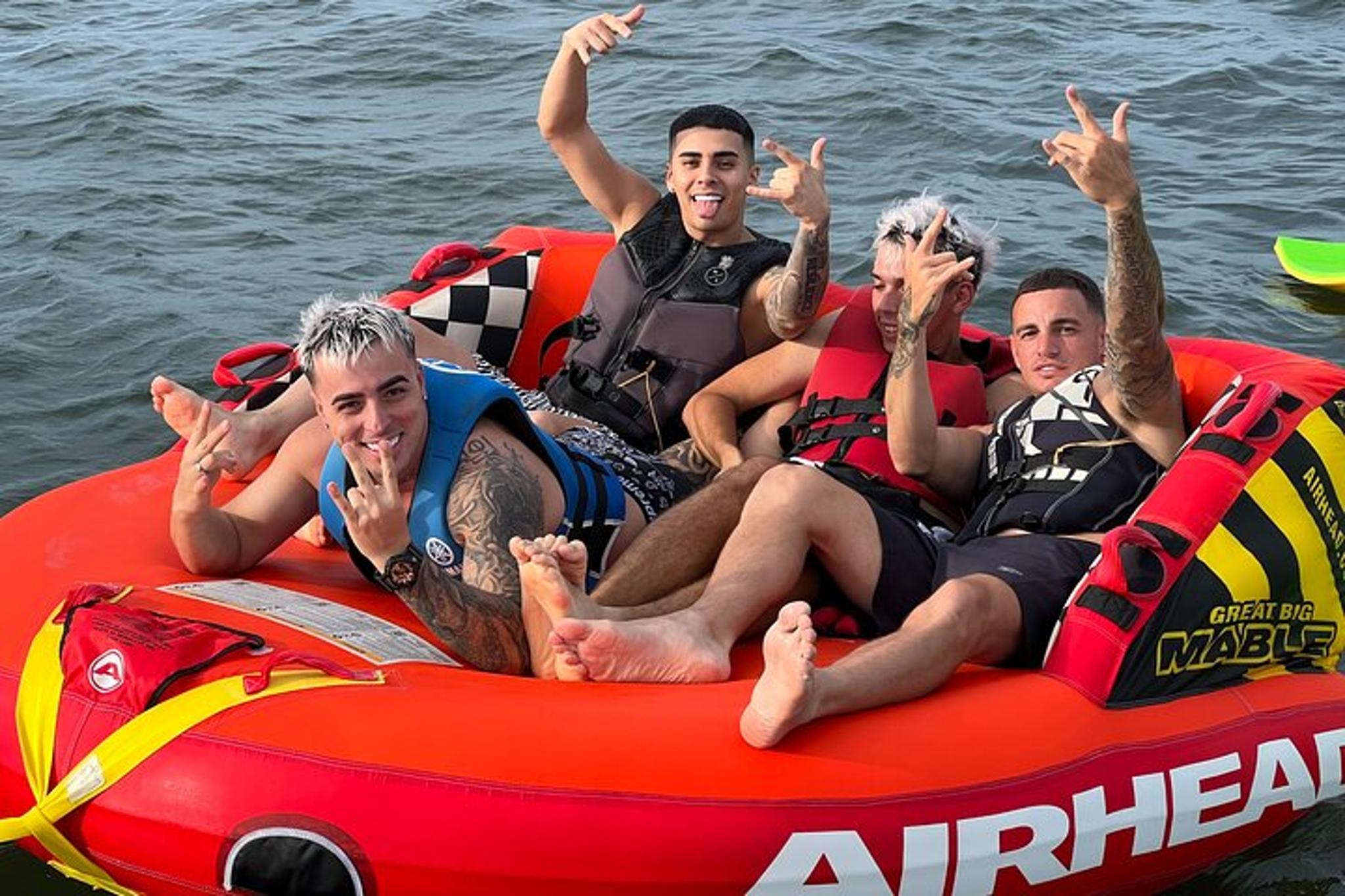 Miami Boat Tour with Jetskis and Tubing - Image 4