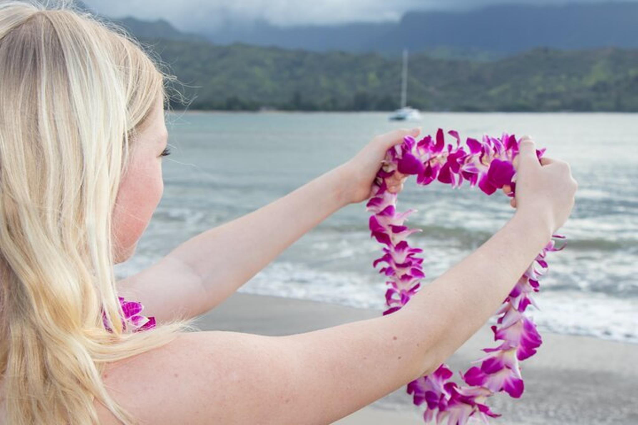 Kauai Lei Greeting at Lihue Airport 15 min - Image 2