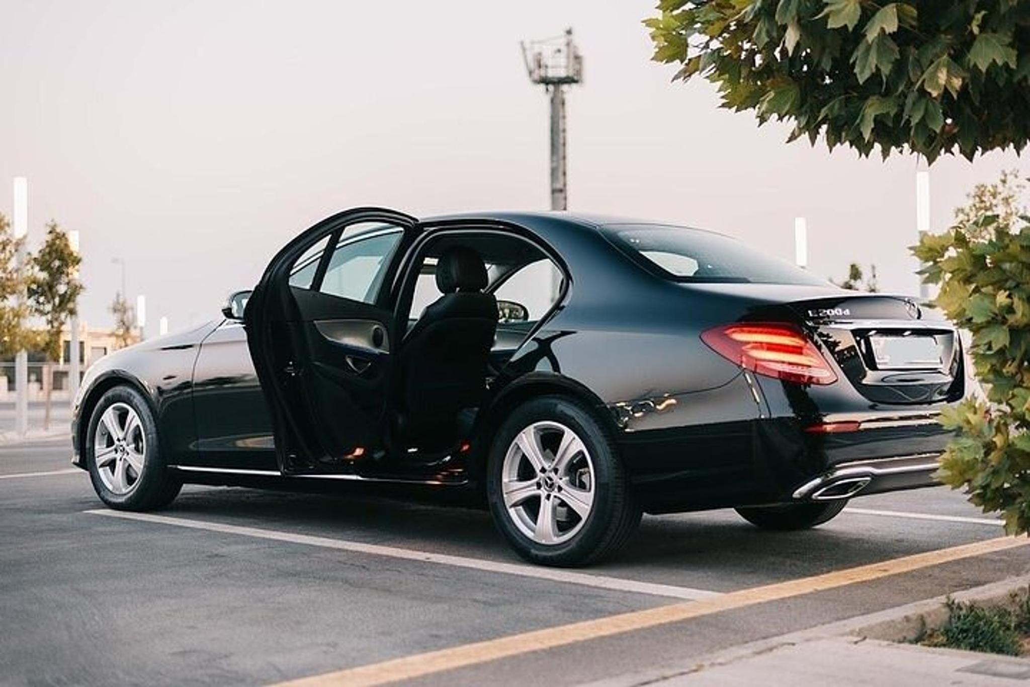 Honolulu Private Airport Transfer by Sedan - Image 5