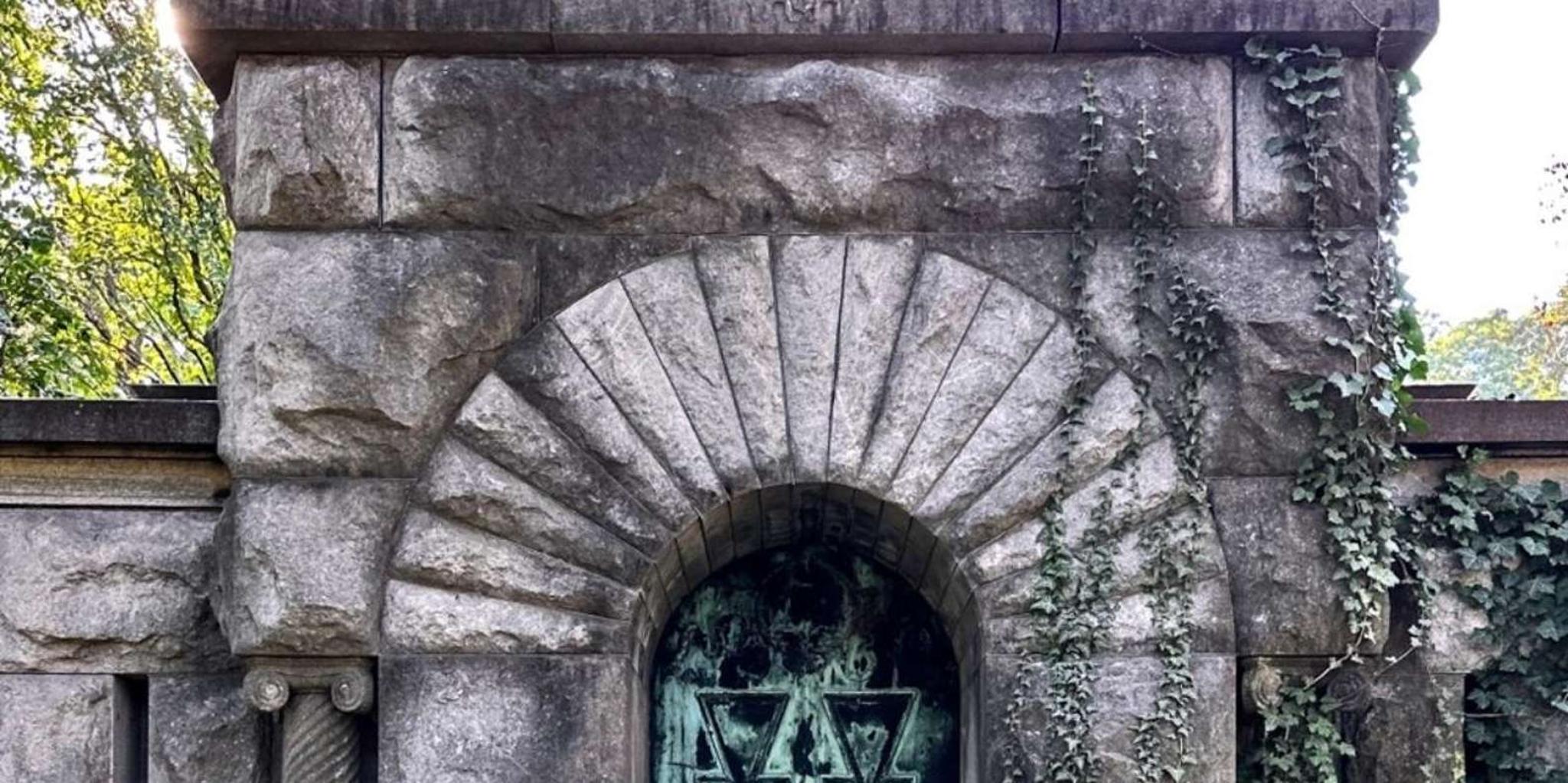 Chicago Graceland Cemetery Walking Tour - Image 3