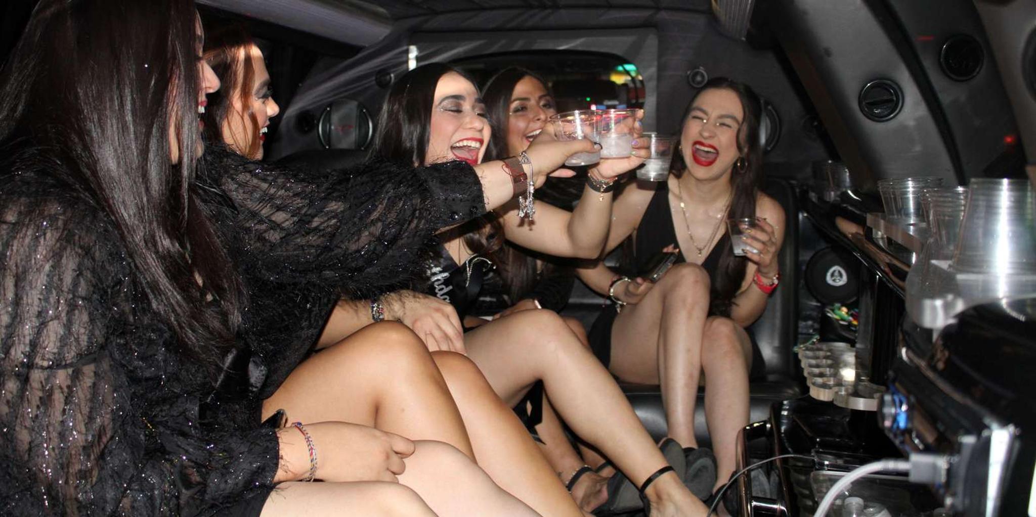 Las Vegas Limo Tour with Champagne - Image 4