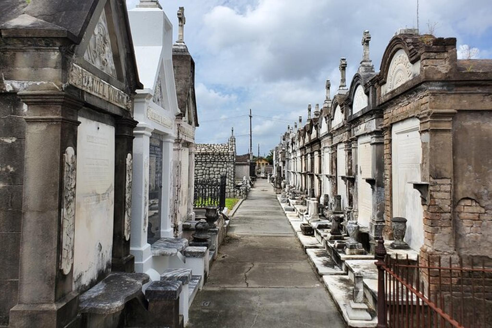 New Orleans Garden District Cemetery Bike Tour - Image 2