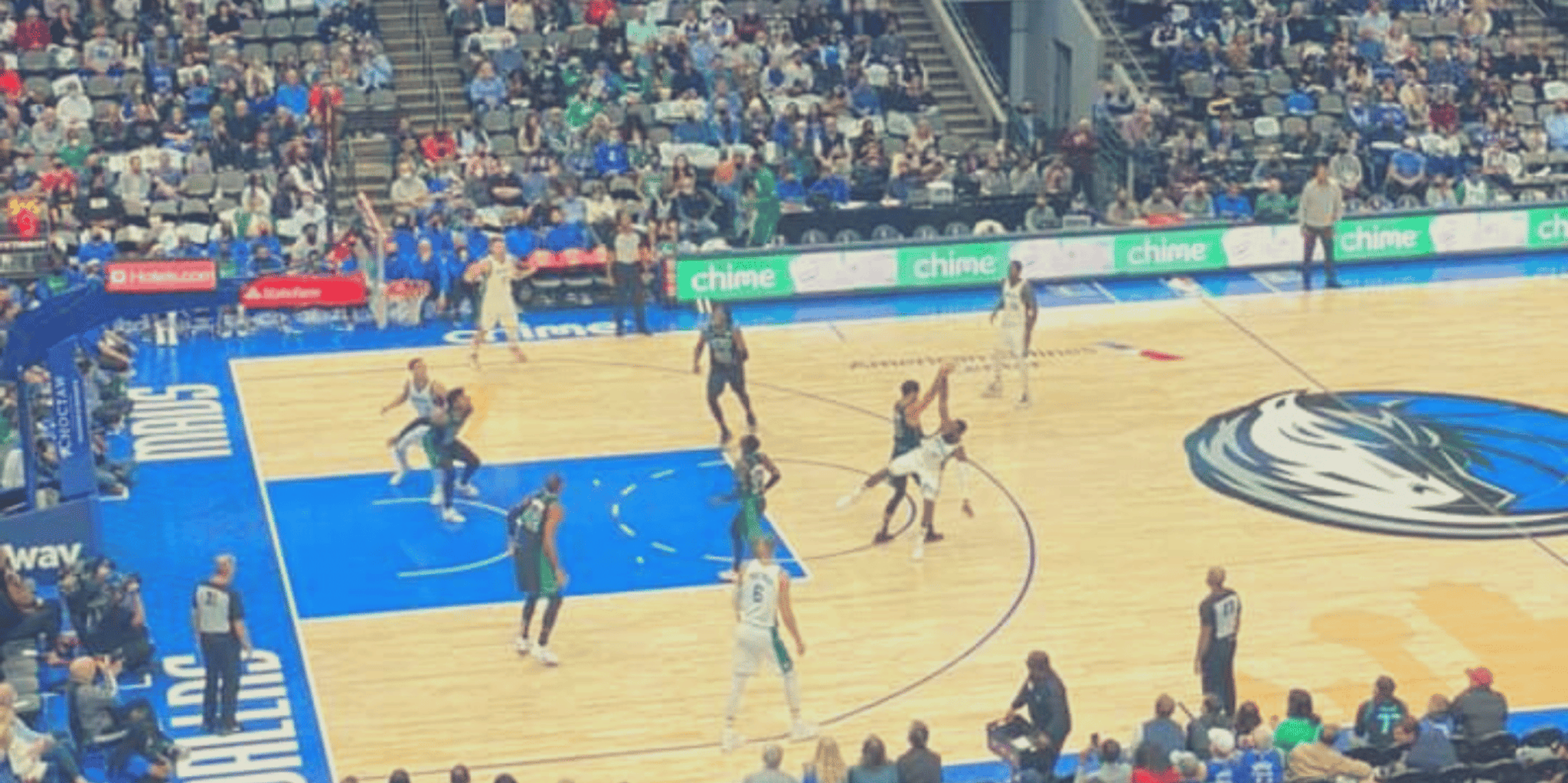 Dallas Sports Game Ticket at American Airlines Center - Image 3