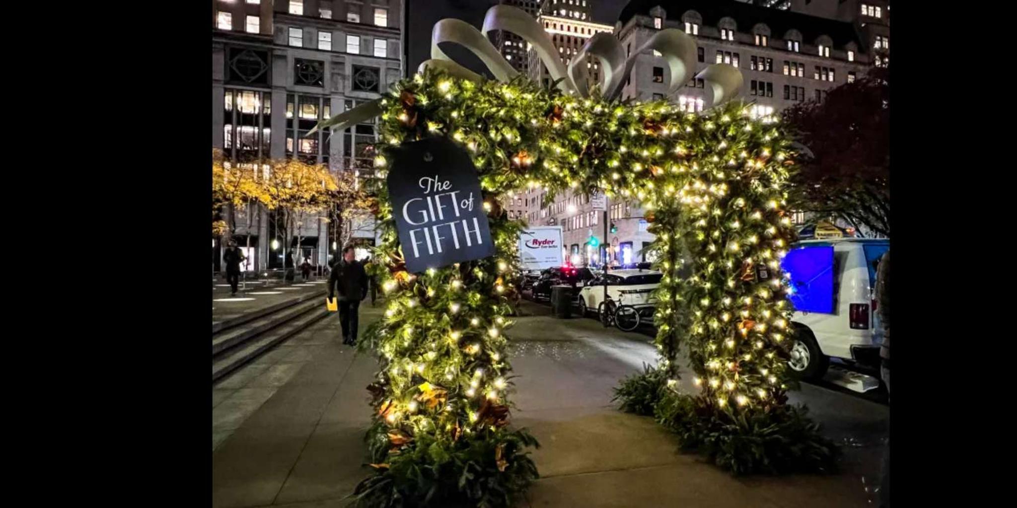 New York Holiday Lights Rickshaw Tour 1 hr - Image 3