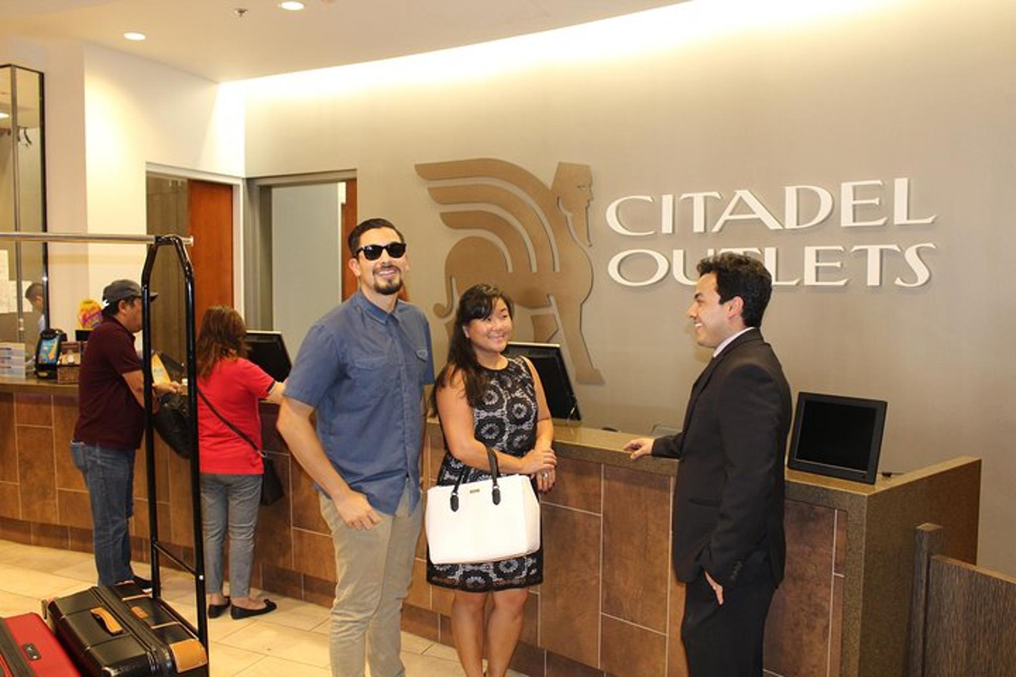 Los Angeles Citadel Outlets Transfer with VIP Lounge - Image 4