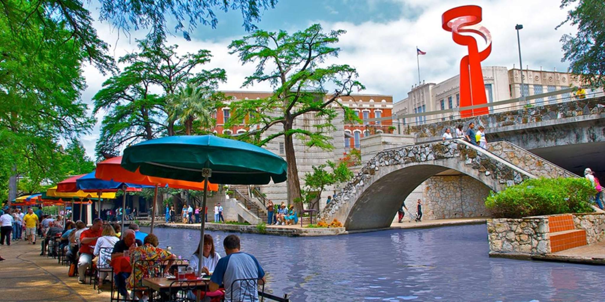San Antonio Riverwalk Night Tour and Food Experience