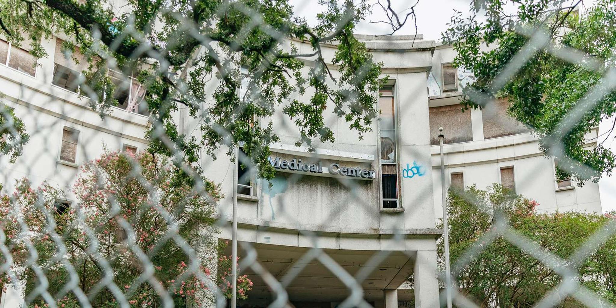 New Orleans Ghosts and Cemetery Bus Tour - Image 3